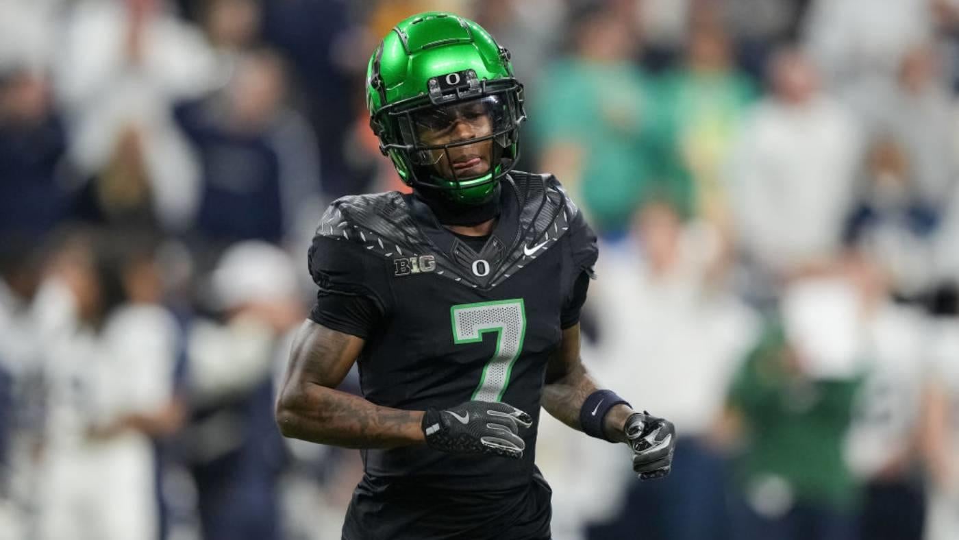 Oregon WR Evan Stewart misses Rose Bowl CFP quarterfinal vs. Ohio State after getting 'banged up' in warmups