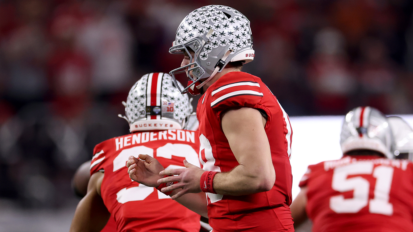 LOOK: Ohio State QB Will Howard develops gruesome knot on non-throwing hand during Cotton Bowl vs. Texas