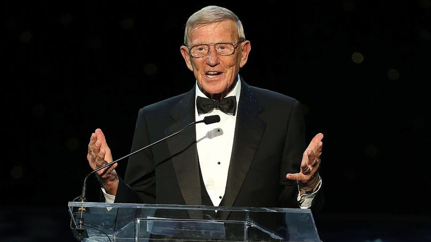 LOOK: Ex-Notre Dame coach Lou Holtz takes jab at Ohio State's Ryan Day, picks Fighting Irish to win CFP title