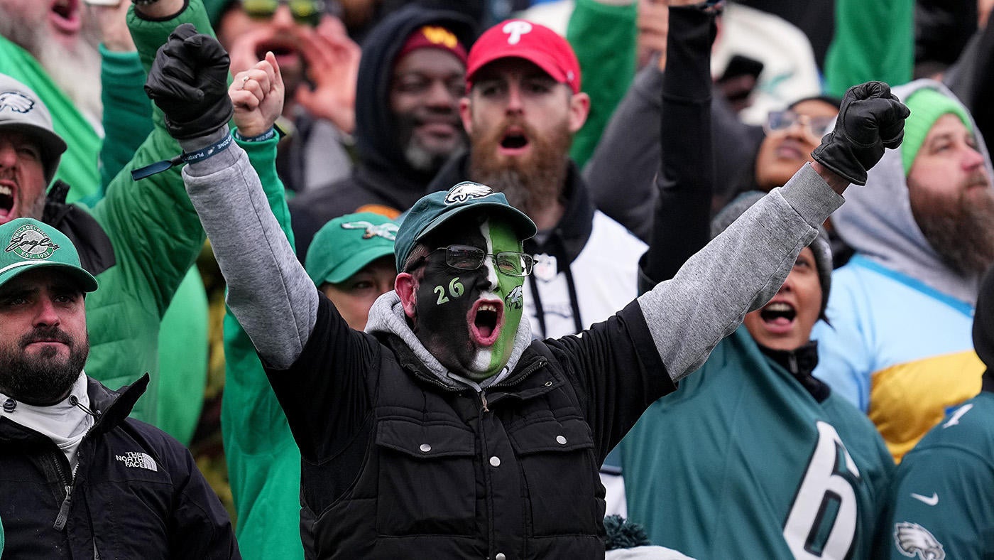 WATCH: Eagles fans swarm Broad Street, climb light poles after Philadelphia's NFC Championship win