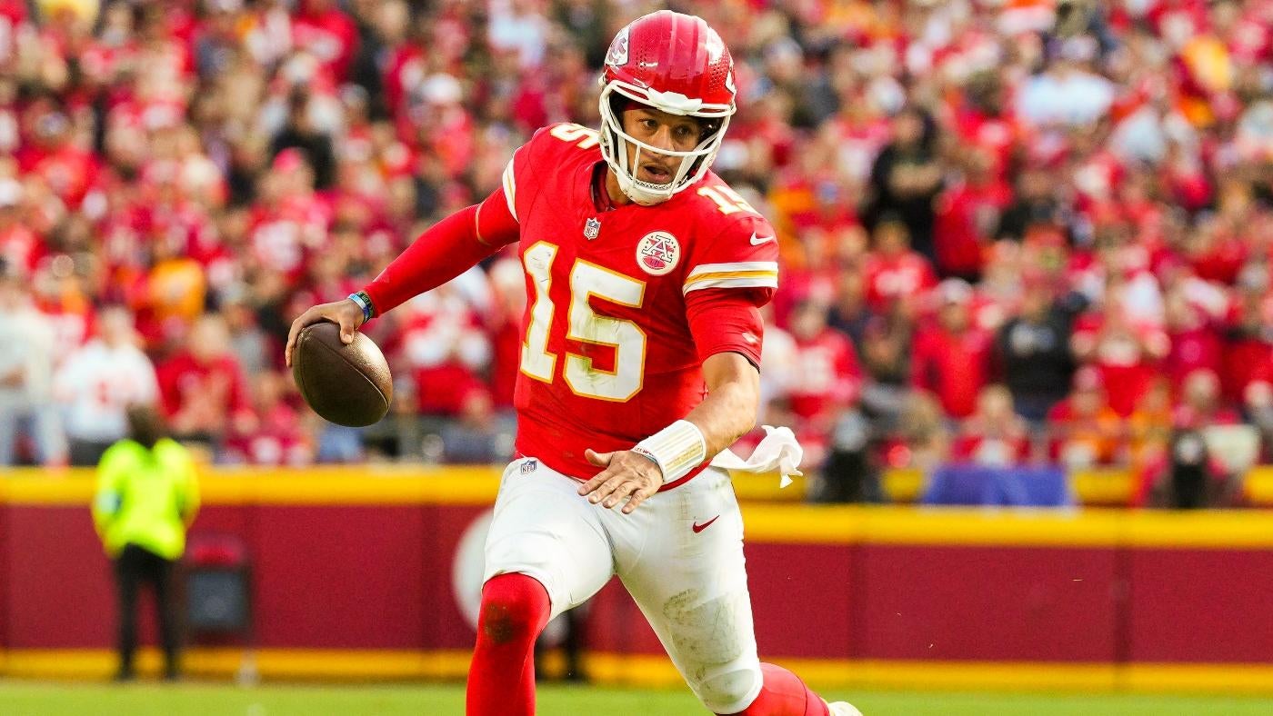 Chiefs' JuJu Smith-Schuster says Patrick Mahomes has done behind-the-back passes 'multiple times' at practice