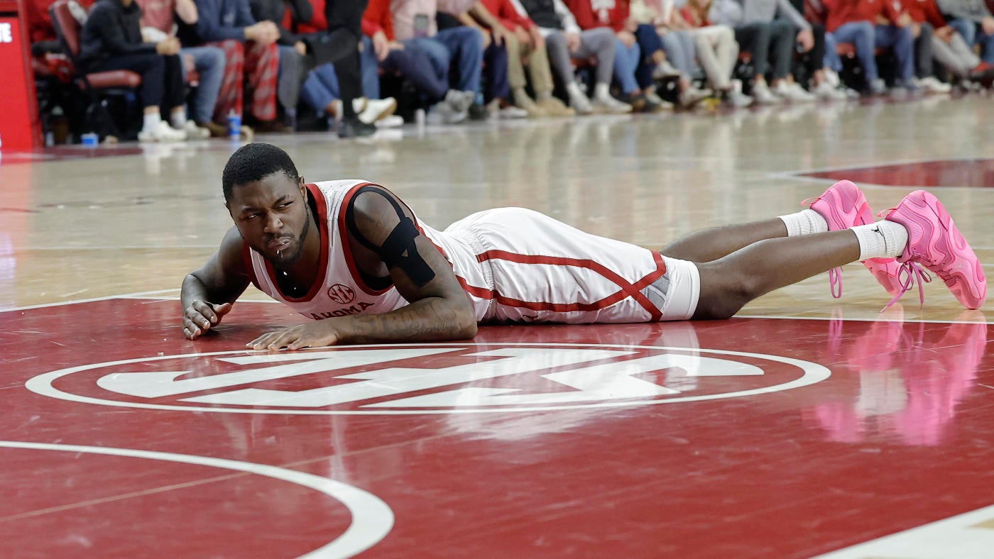 Oklahoma's Duke Miles loses multiple teeth after face hits floor diving for ball in win vs. Mississippi State