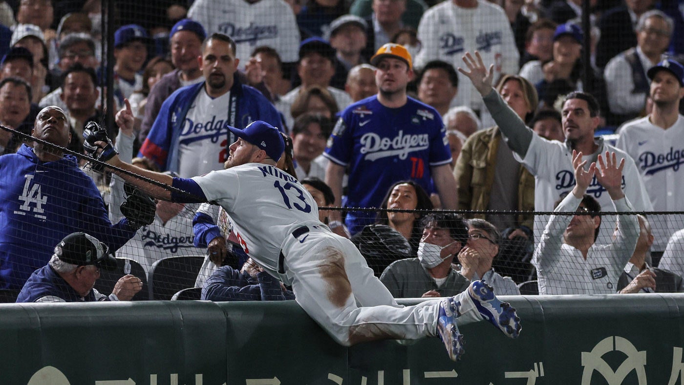 Former NFL quarterback Rodney Peete unintentionally steals foul ball away from Dodgers' Max Muncy