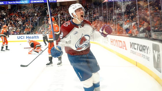 avalanche-player-celebrate.jpg