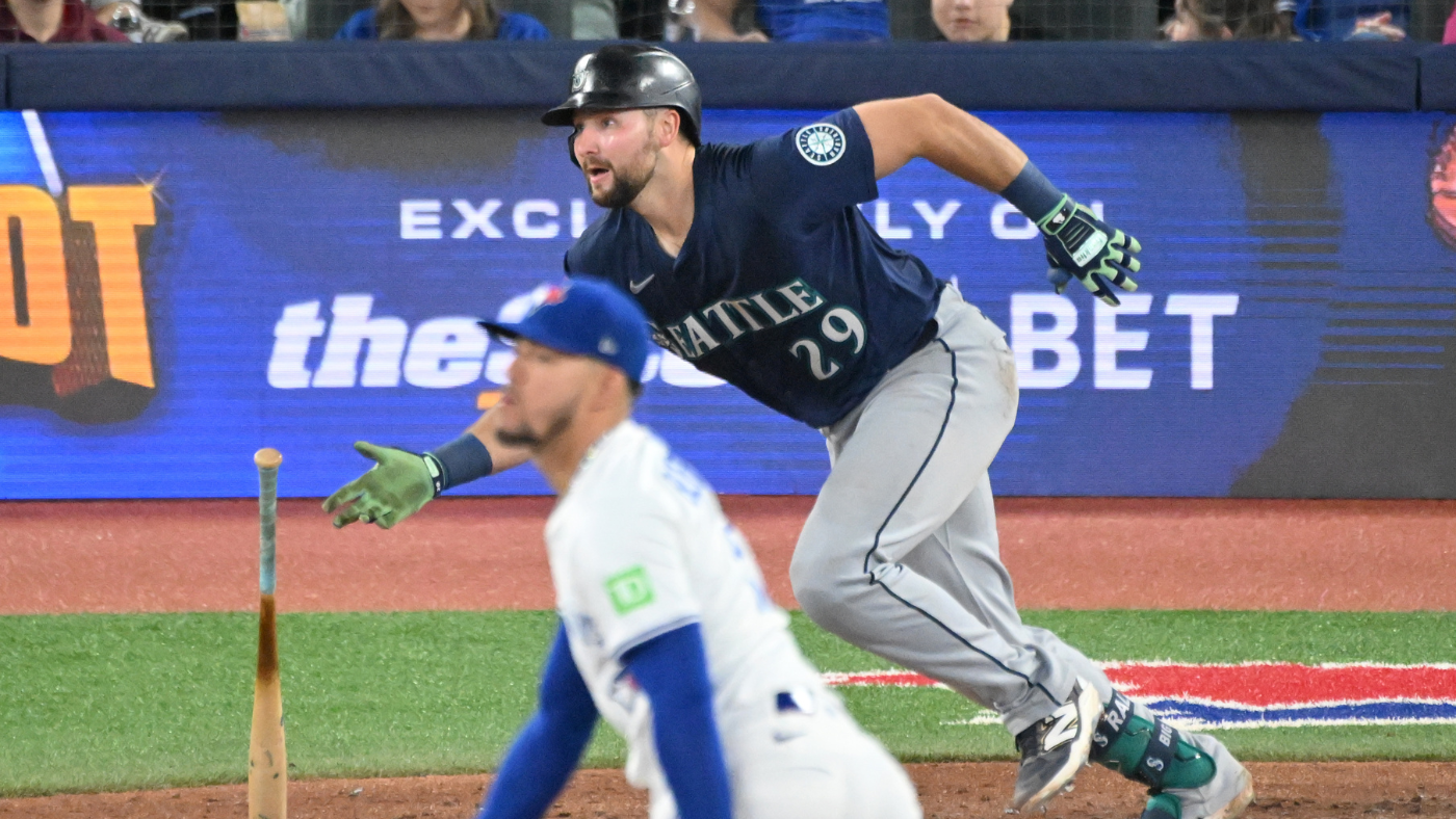 Blue Jays pitcher José Berríos accuses Mariners catcher Cal Raleigh of stealing signs: ‘It’s a war’