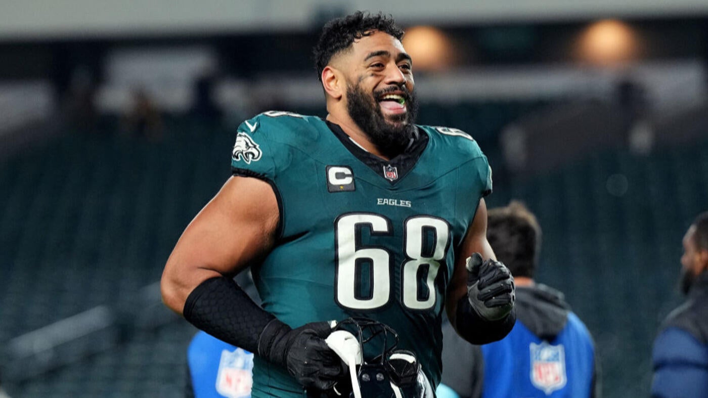 Eagles' Jordan Mailata sings 'Tennessee Whiskey' to country star Chris Stapleton at George Strait concert
