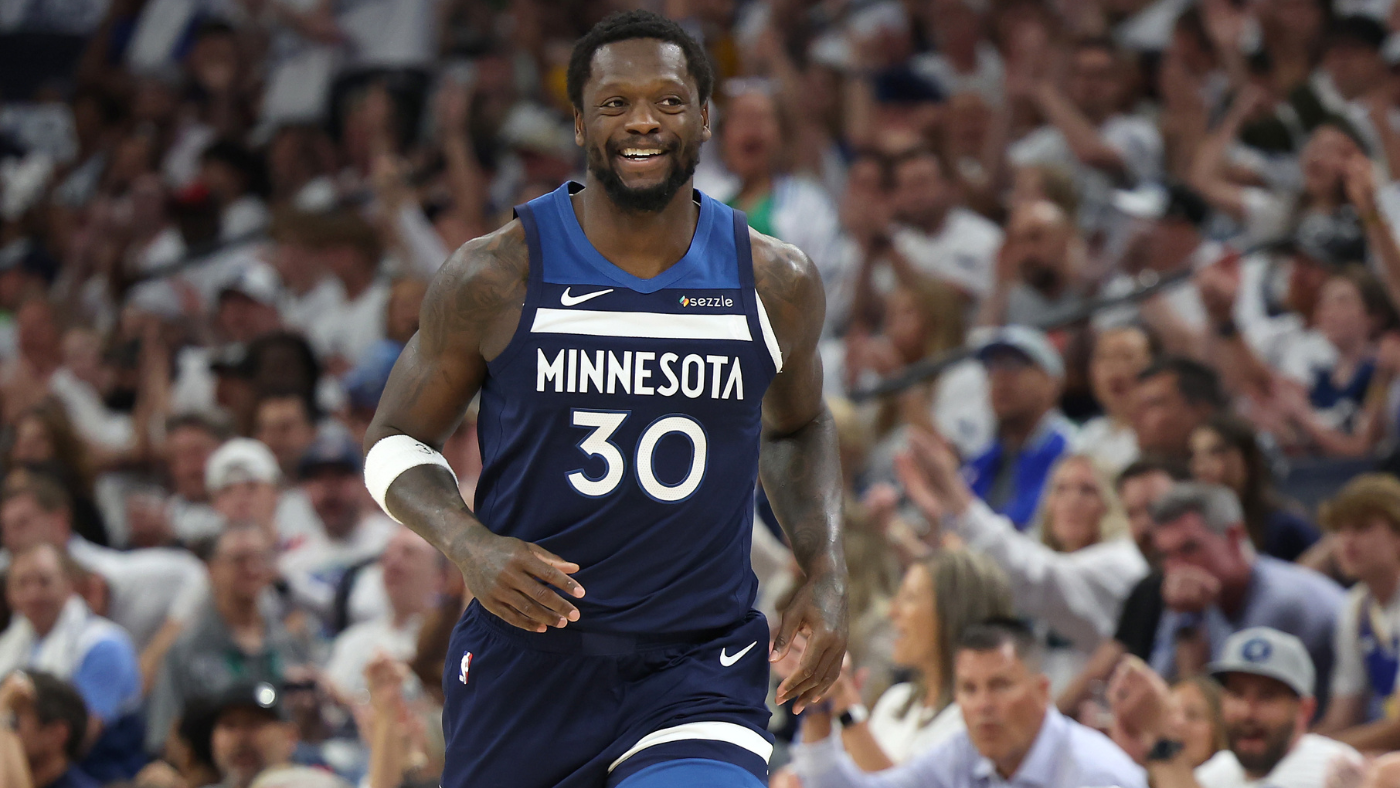
                        Julius Randle is on such a playoff heater that even Stephen Curry has to shake his head
                    