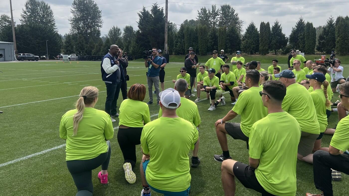https://sportshub.cbsistatic.com/i/2025/08/07/2c6efa56-cca7-4f88-9243-7f698ca600f6/shaun-alexander.jpg