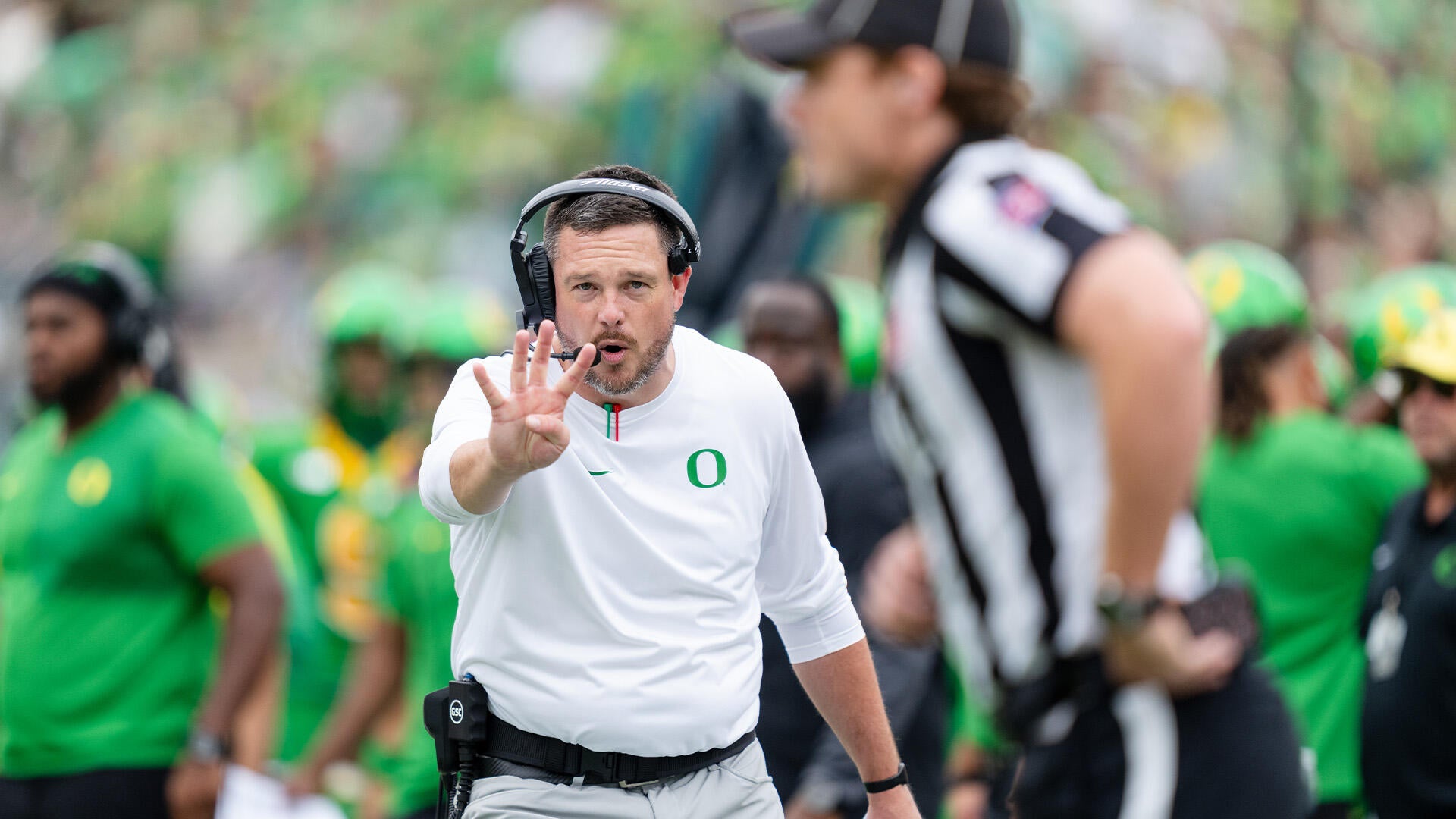 https://sportshub.cbsistatic.com/i/2025/09/10/97f18b1f-b0e1-4421-87f2-6bb3f80ca9d4/oregon.jpg