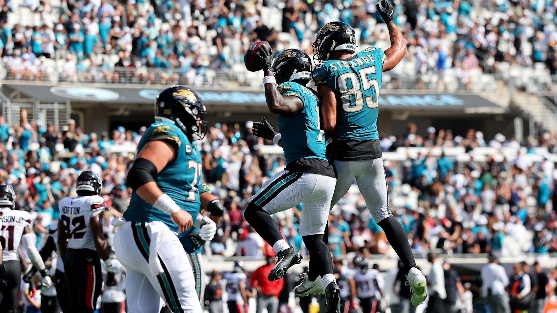 https://sportshub.cbsistatic.com/i/2025/09/21/273a949f-d151-4d6e-a4e3-bb89d0a17ee8/jags-celly.jpg