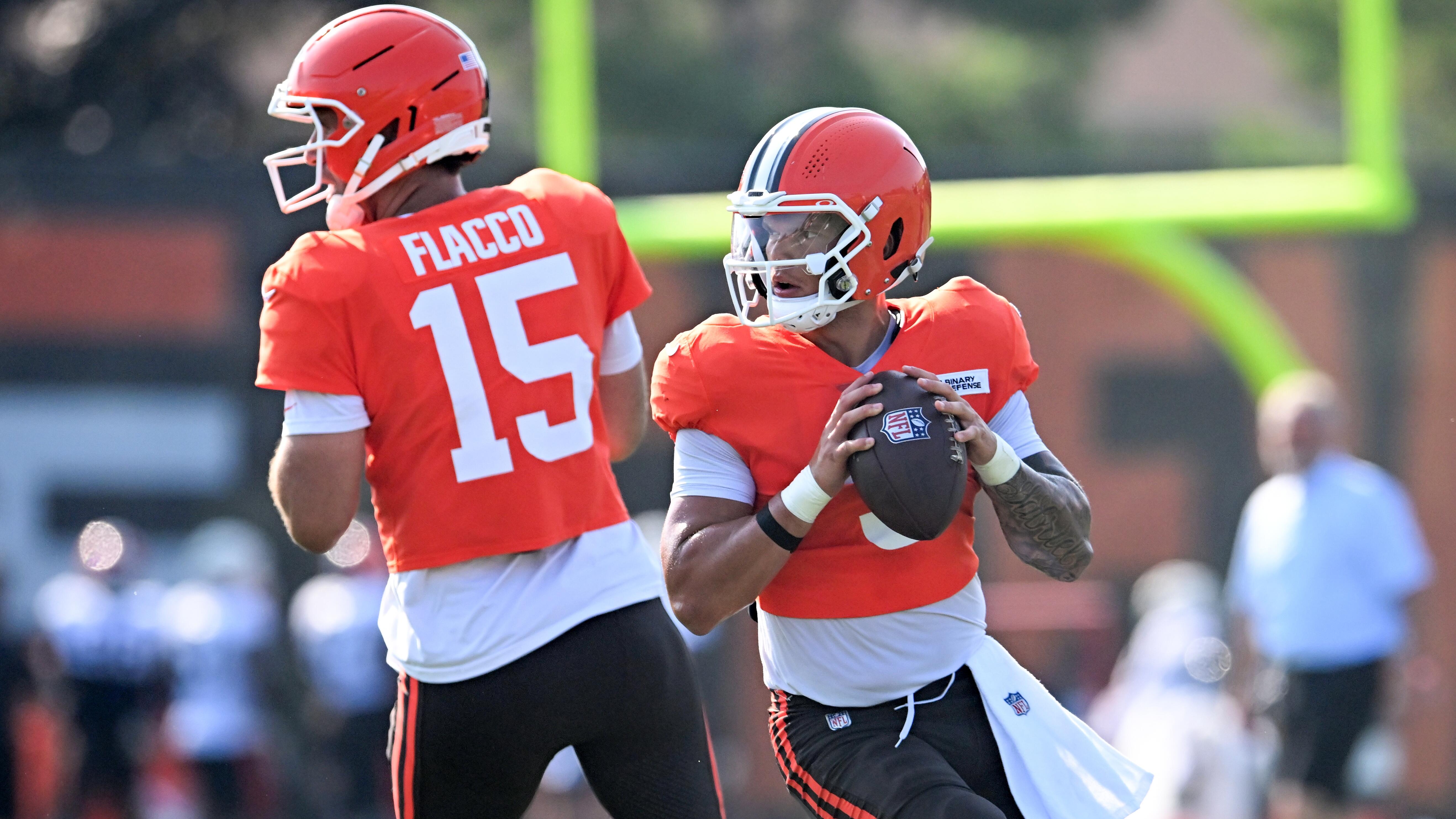 https://sportshub.cbsistatic.com/i/2025/09/30/445557dc-58ff-4e99-a388-1880228e6065/joe-flacco-dillon-gabriel.jpg