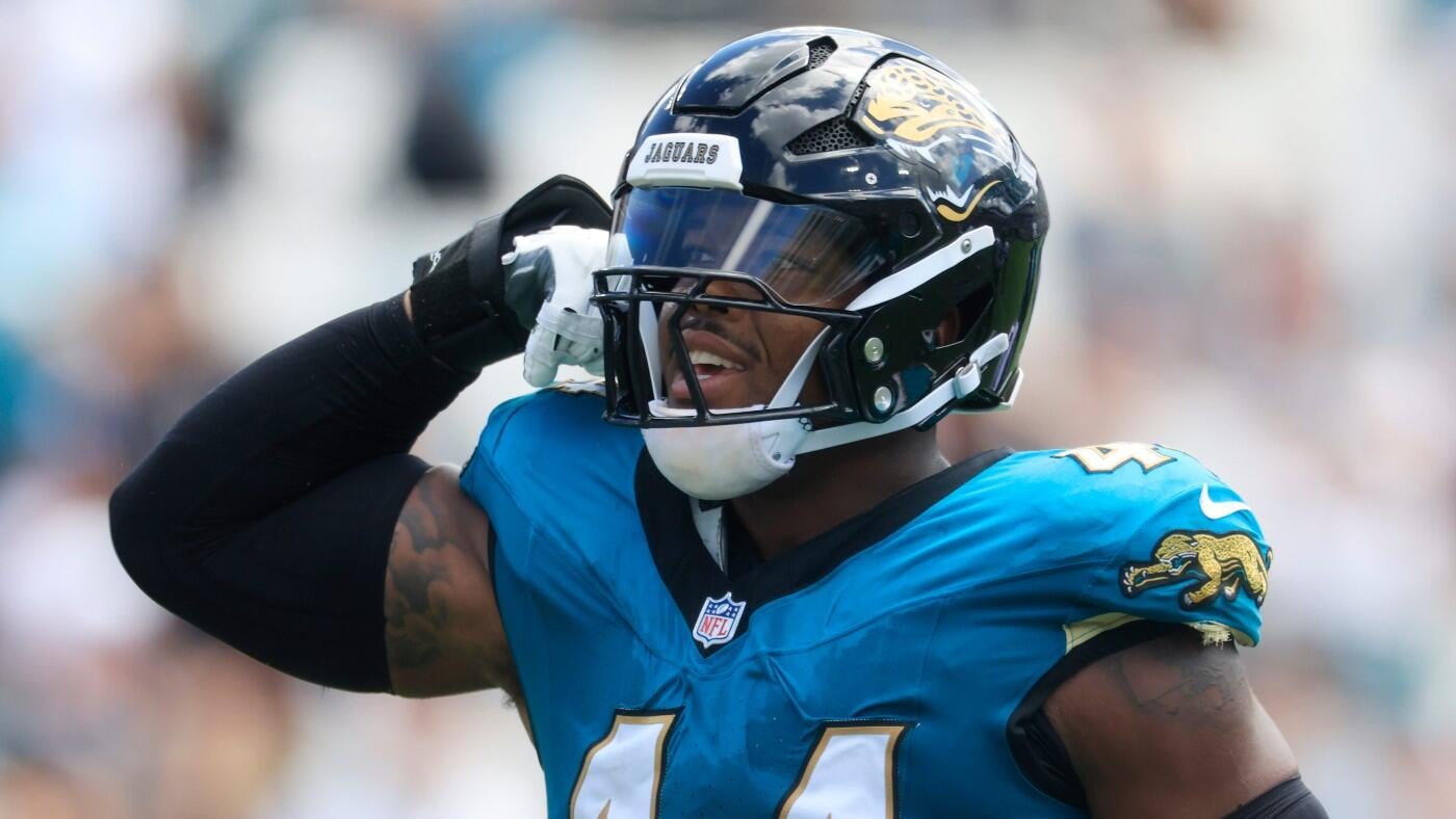 LOOK: Travon Walker wears club cast during Jaguars practice days after undergoing wrist surgery