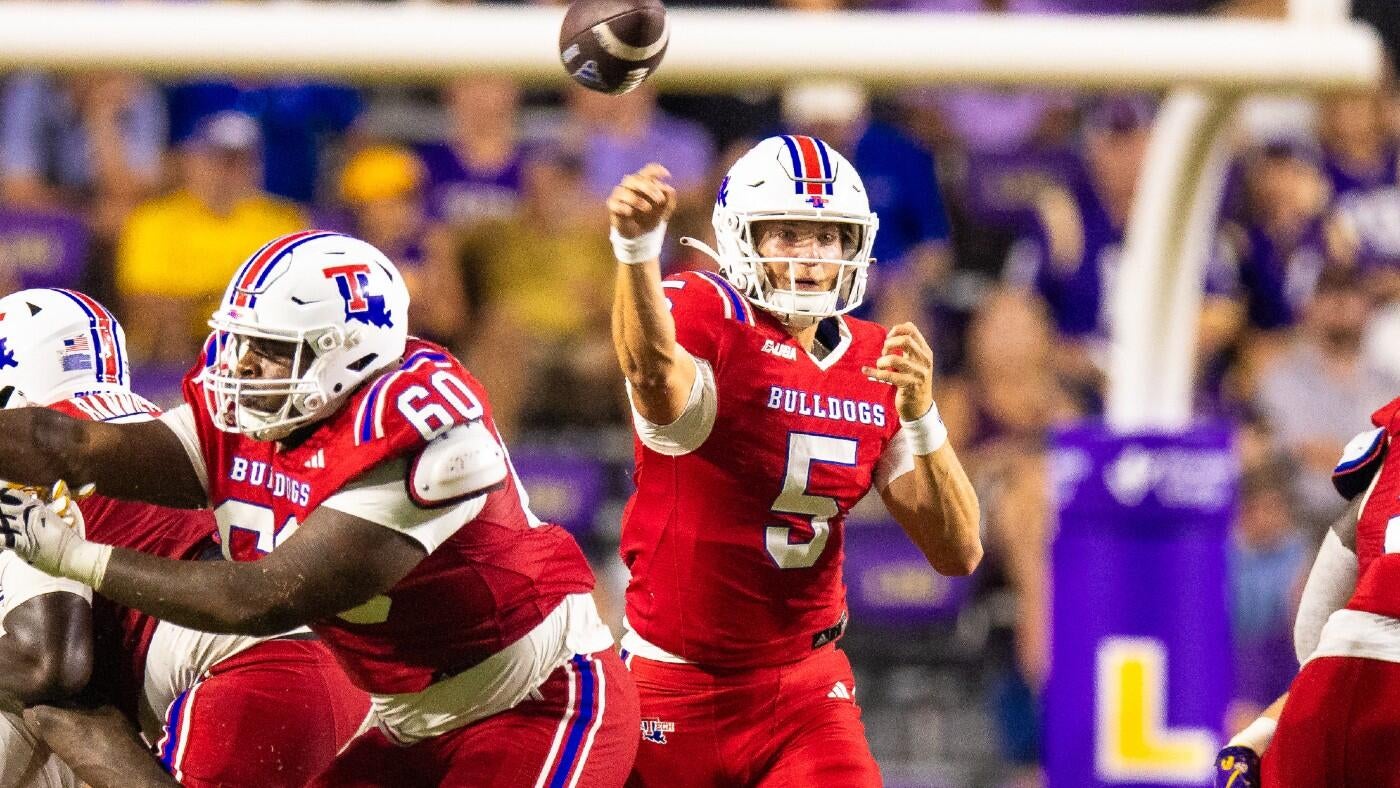 Blake Baker throws a pass versus LSU