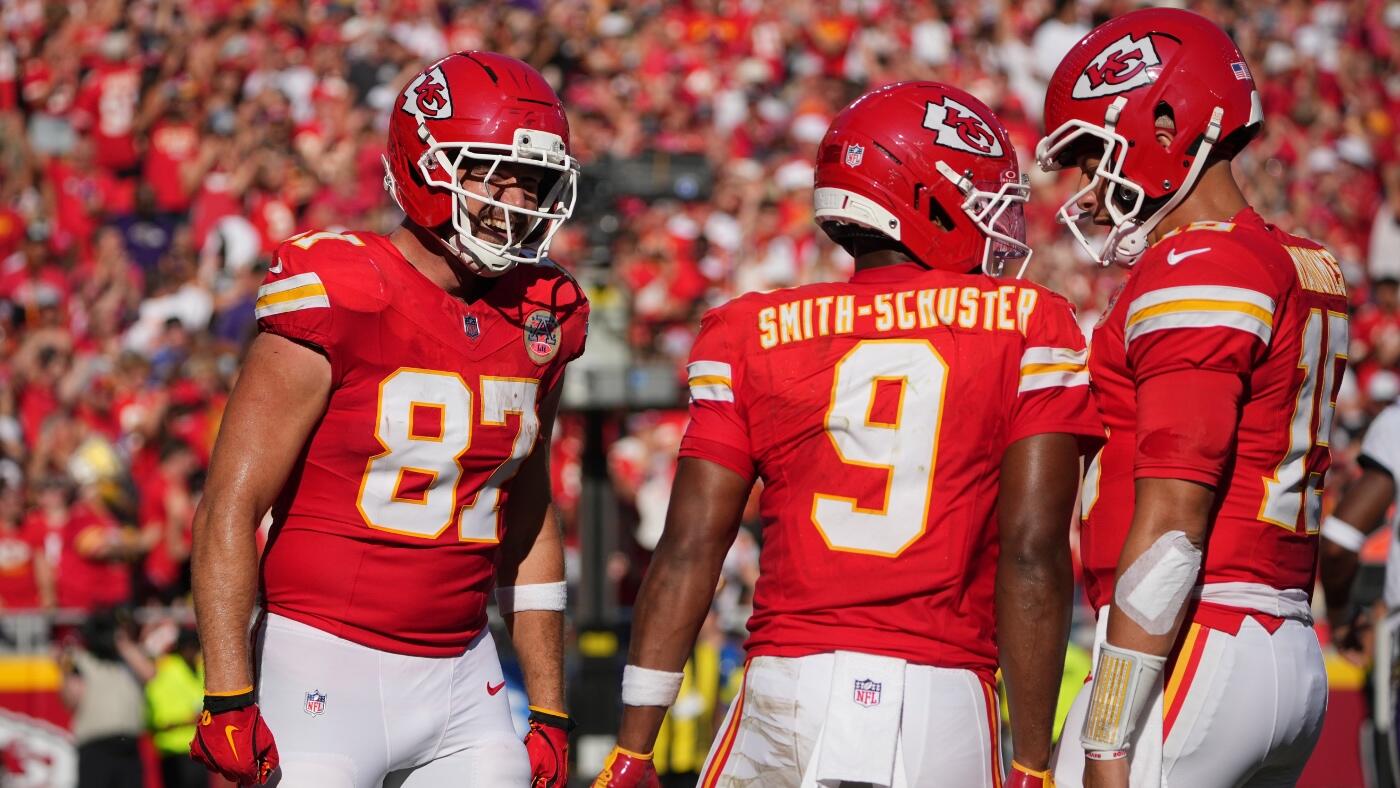 https://sportshub.cbsistatic.com/i/2025/10/11/b6451dc4-ab58-4d38-b381-b6d134e7b5f4/travis-kelce-patrick-mahomes-chiefs-cbs.jpg
