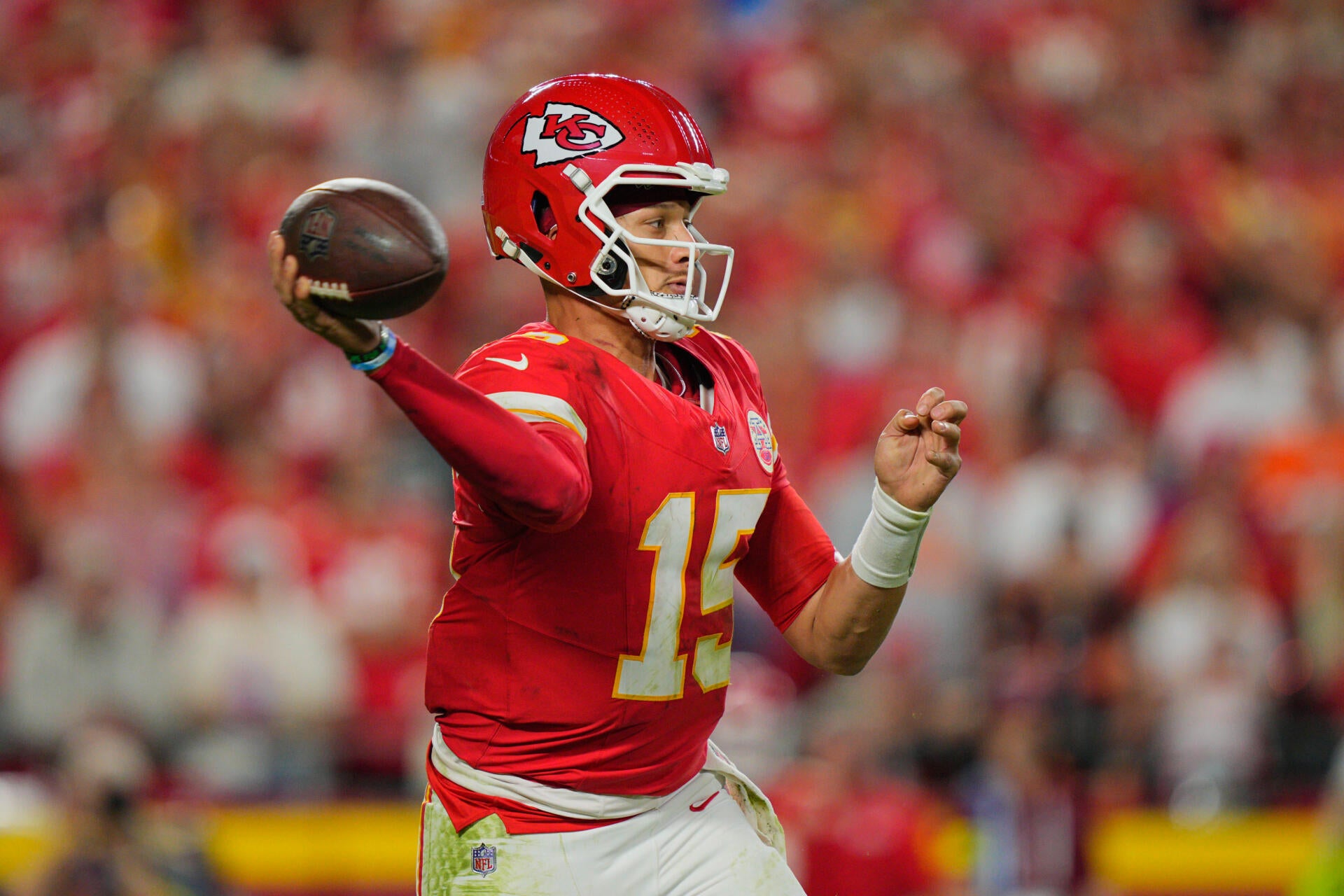 Chiefs vs. Texans NFL player props, SGP: Self-learning AI backs Mahomes Over 239.5 passing yards on 'SNF'