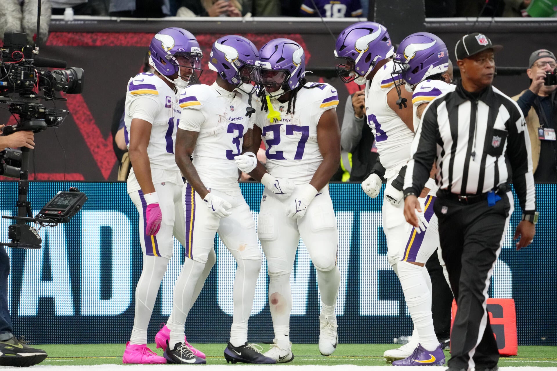 https://sportshub.cbsistatic.com/i/2025/10/15/346dcccd-e3f3-4ca4-970e-8ab86ba7898b/vikings-td.jpg