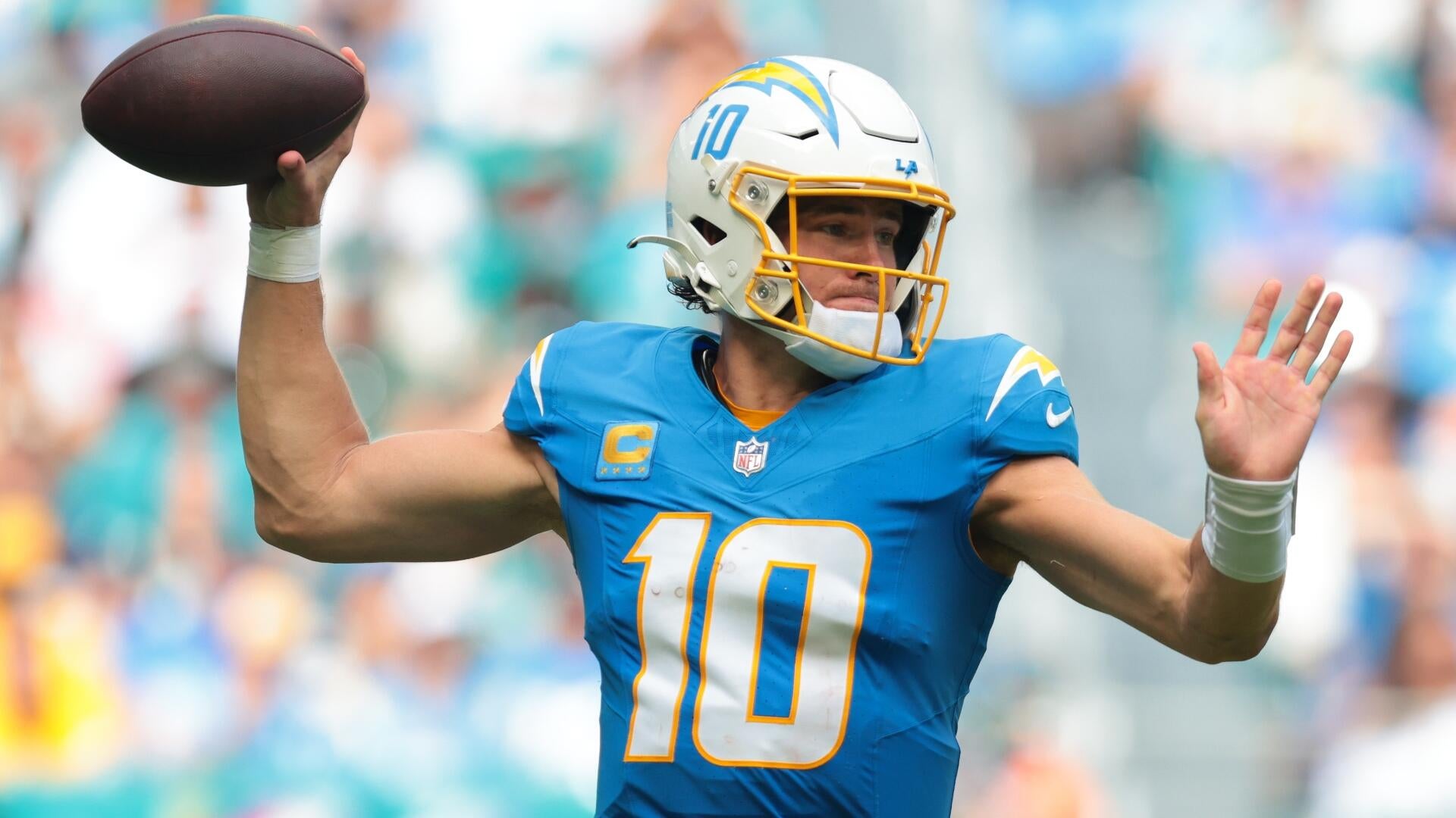 https://sportshub.cbsistatic.com/i/2025/10/19/20b3454f-affc-4683-a6cb-934fadb03338/justin-herbert-los-angeles-chargers.jpg