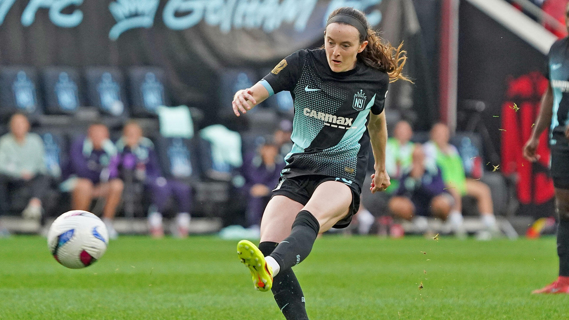 MUST-SEE: Rose Lavelle scores on free kick to give Gotham FC playoff