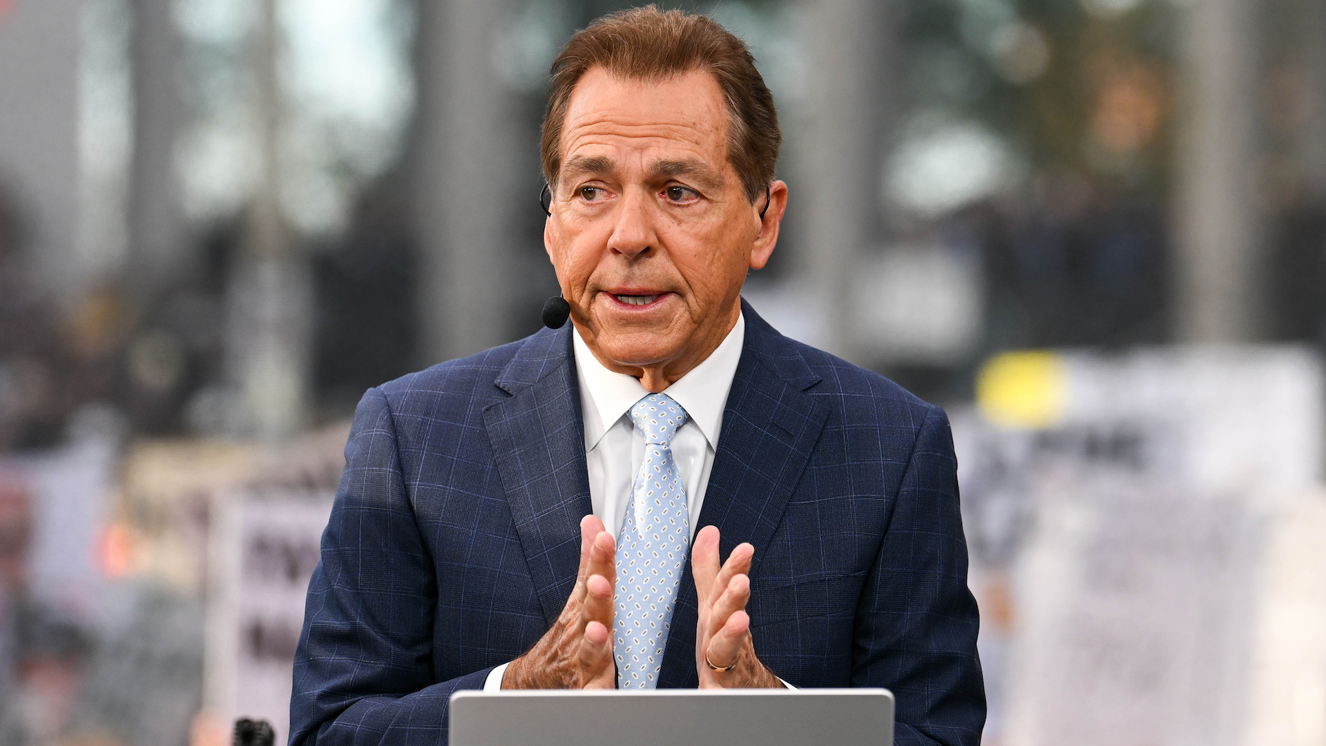 <a href="https://www.cbssports.com/college-football/news/nick-saban-lsu-florida-college-football-coaching-vacancies/" target="_blank">Nick Saban questions if LSU, Florida coaching vacancies are among college football’s best jobs</a>
