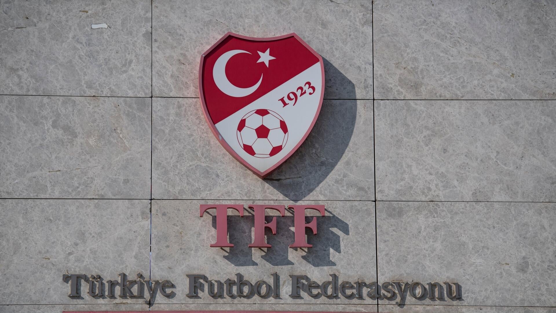 튀르키예 불법 도박 스캔들로 1,000명 이상의 축구 선수 자격 정지; 튀르키예 축구 협회, FIFA에 이적 시장 개방 요청.