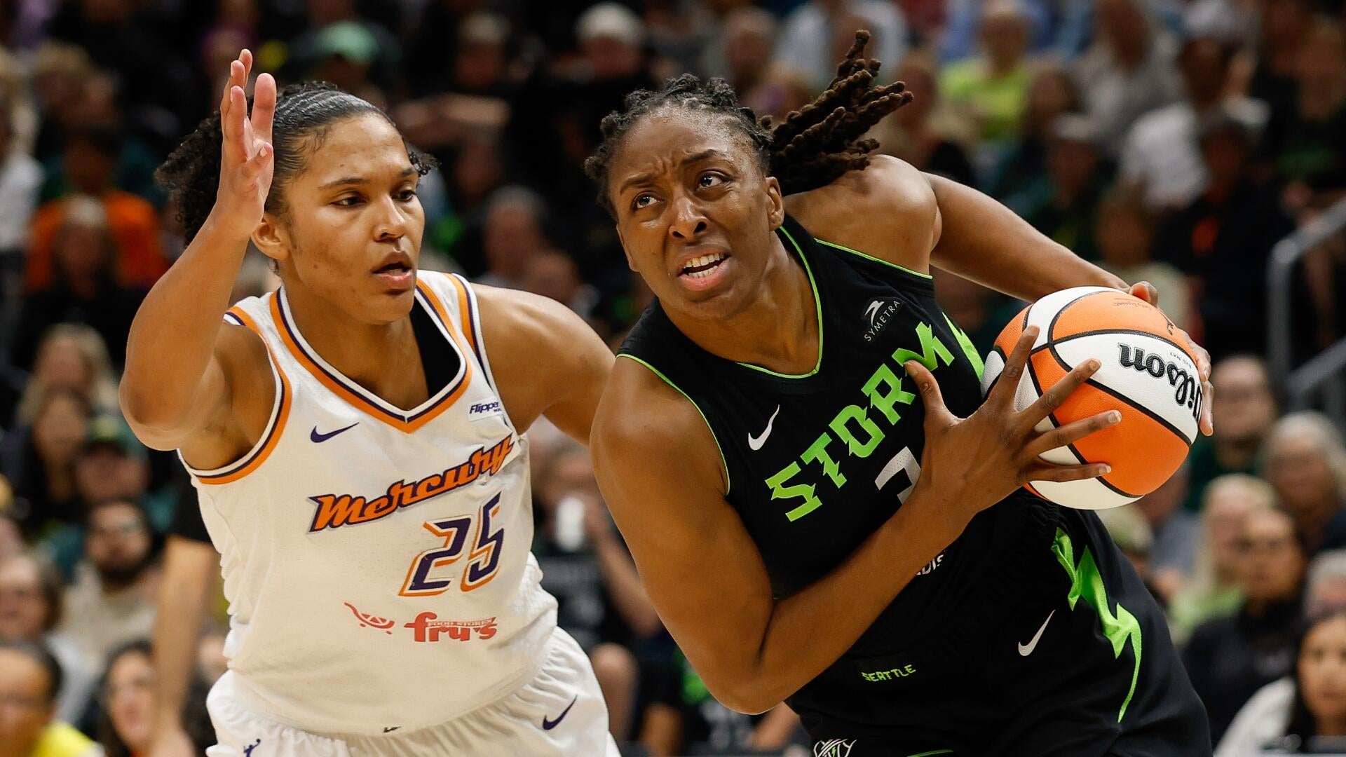 알리사 토마스, Project B와 계약: 스타트업 리그, 네카 오그부미케와 함께 두 번째 WNBA 올스타 선수 영입.