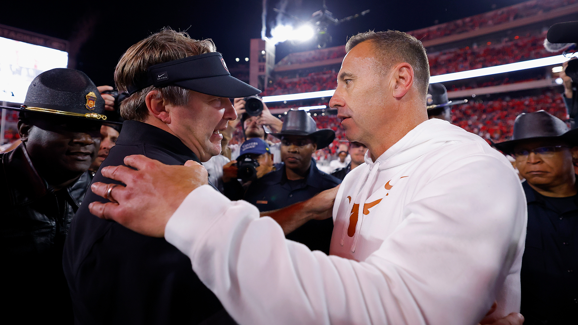 <a href="https://www.cbssports.com/college-football/news/georgia-surprise-onside-kick-texas-kirby-smart-steve-sarkisian-gap-coaches/" target="_blank">How Georgia’s surprise onside kick highlighted the gap between Kirby Smart, Steve Sarkisian as coaches</a>