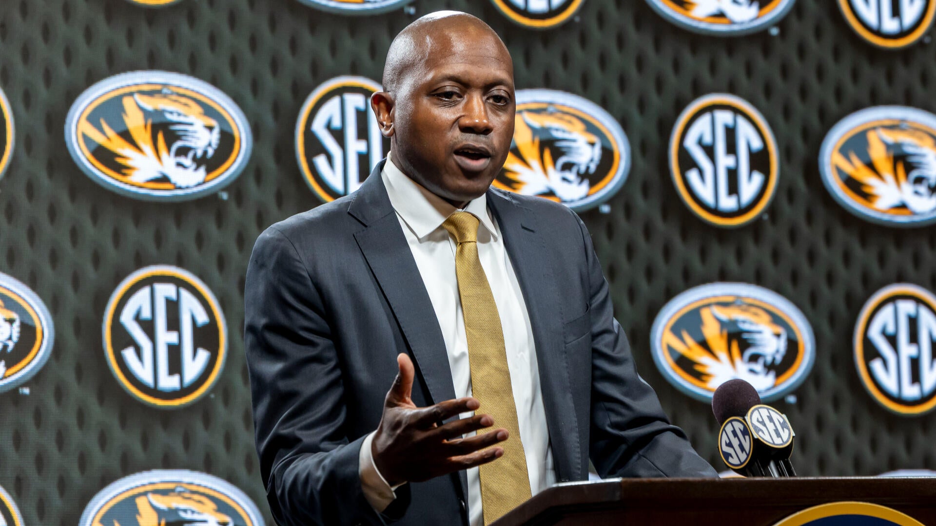 cbssports.com - Chinmay Vaidya - Missouri sports betting: South Dakota vs. Mizzou college basketball odds, picks, predictions