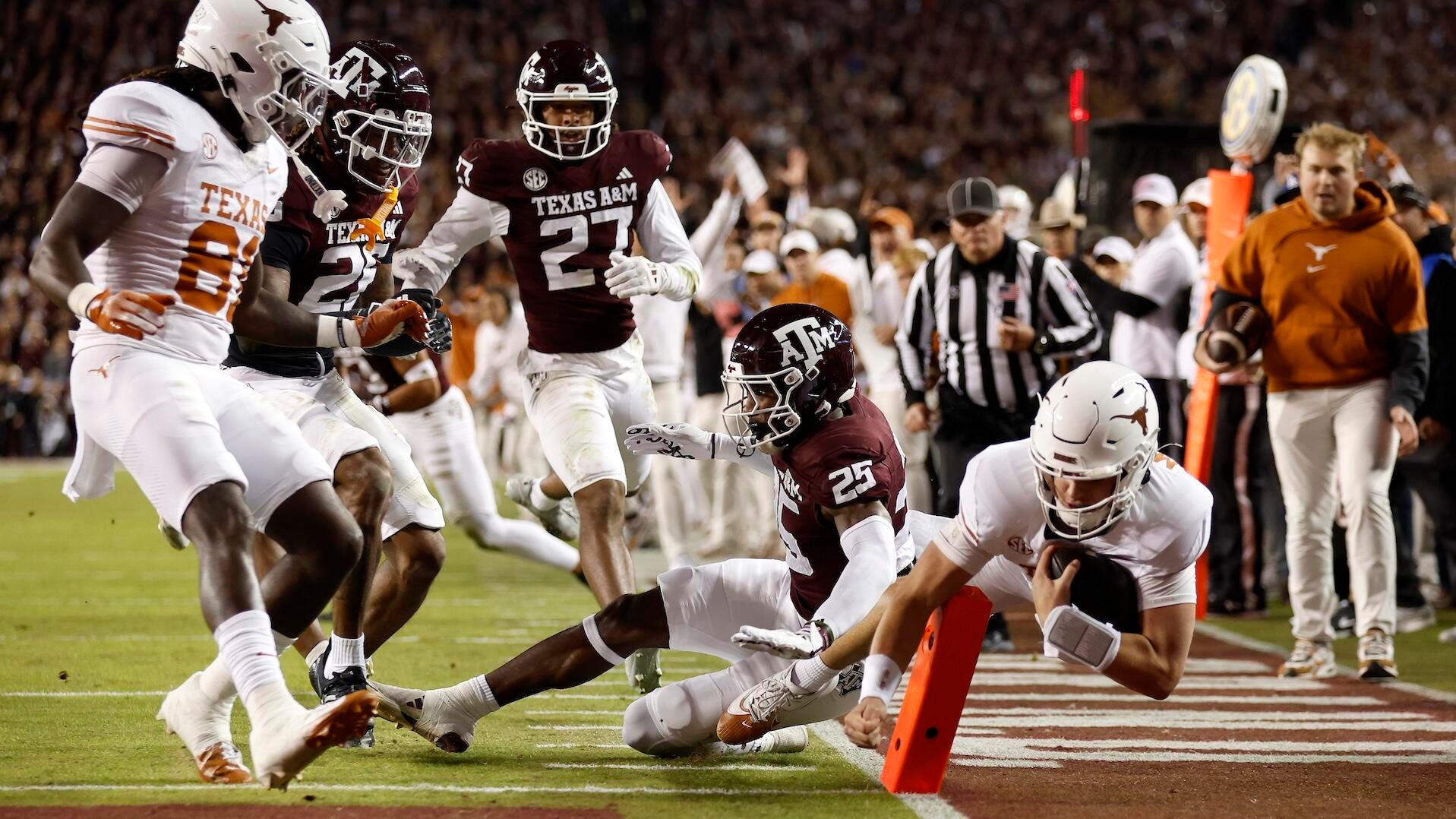 <a href="https://www.cbssports.com/college-football/news/college-football-picks-predictions-week-14-ohio-state-michigan-texas-texas-a-m/" target="_blank">College football Week 14 odds, score predictions: Ohio State vs. Michigan, Texas vs. Texas A&M highlight slate</a>