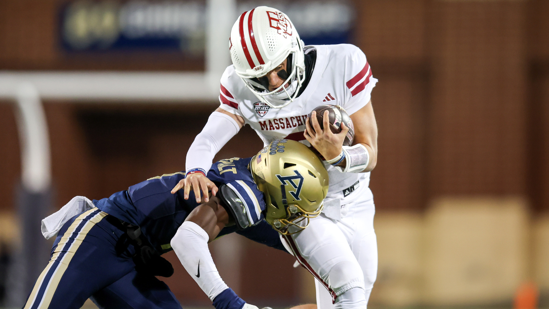 <a href="https://www.cbssports.com/college-football/news/winless-college-football-team-history-worst-seasons-umass-minutemen/" target="_blank">Winless college football team makes history, finishes 0-12 to close out one of worst seasons in recent memory</a>