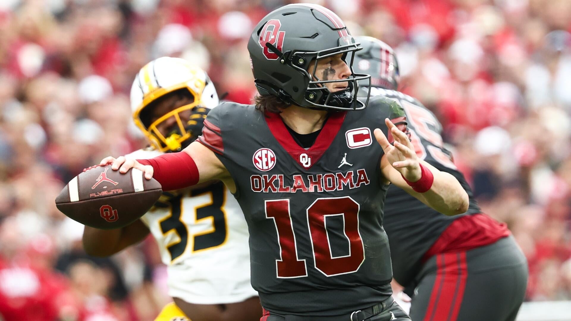 College football Week 14 picks against the spread, trends: Expert on 38-29 roll reveals best bets