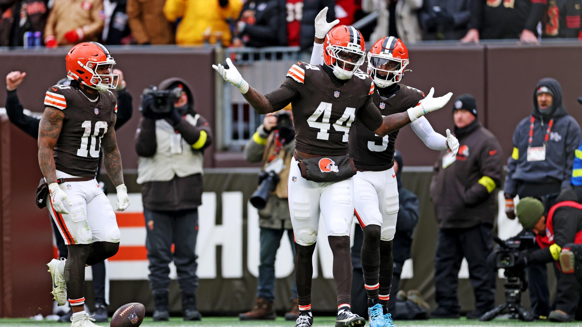 cbssports.com - Daniel Kohn - NFL picks for Week 14, score predictions, best bets today from self-learning AI