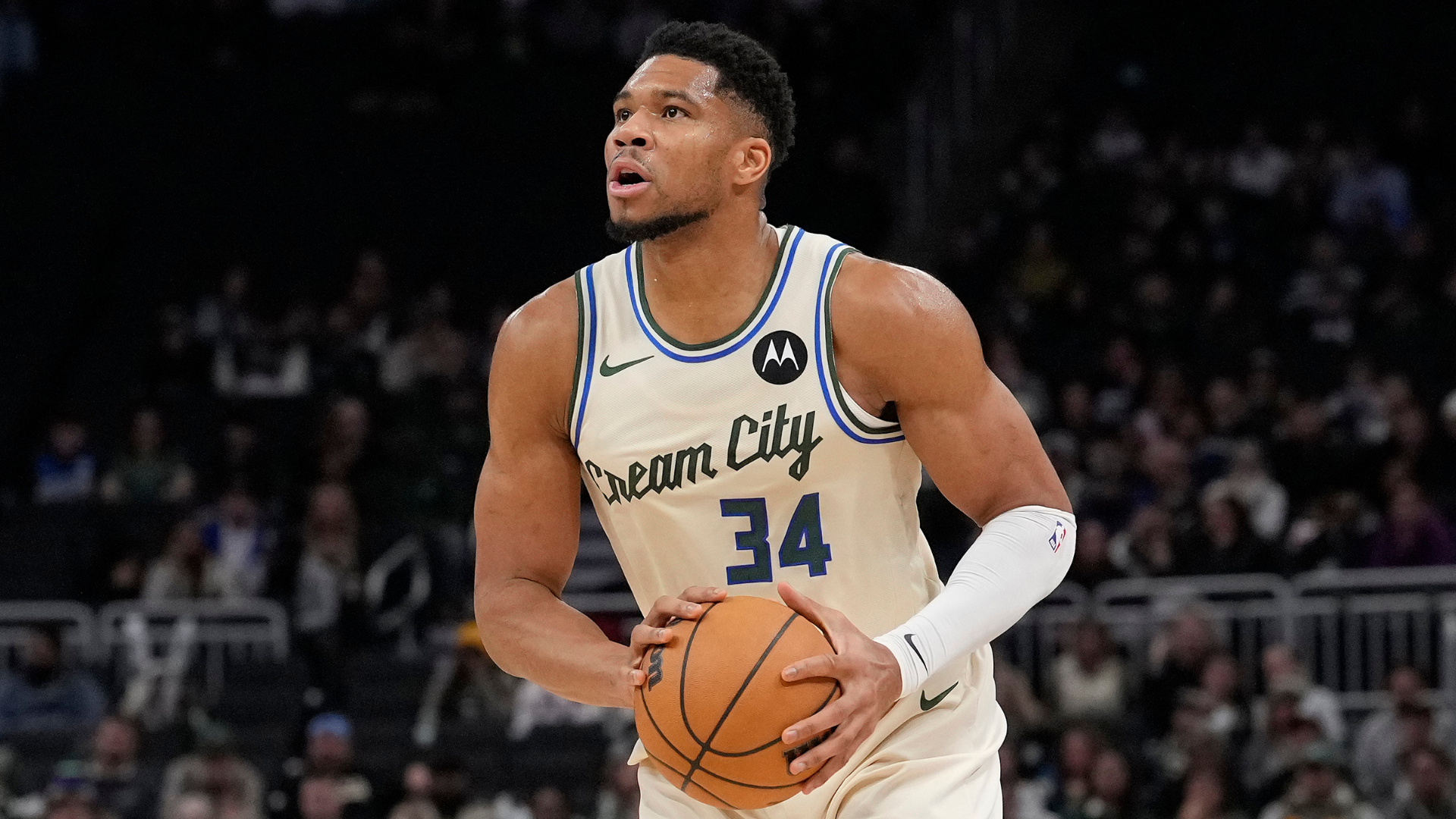 Giannis Antetokounmpo injury: Bucks star leaves game vs. Pistons with right calf strain amid trade rumors