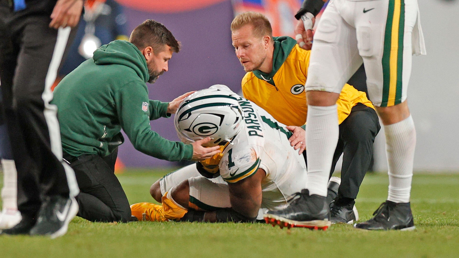 'Oh boy:' Jim Nantz, Tony Romo react as Packers' Micah Parsons goes down  with apparent injury