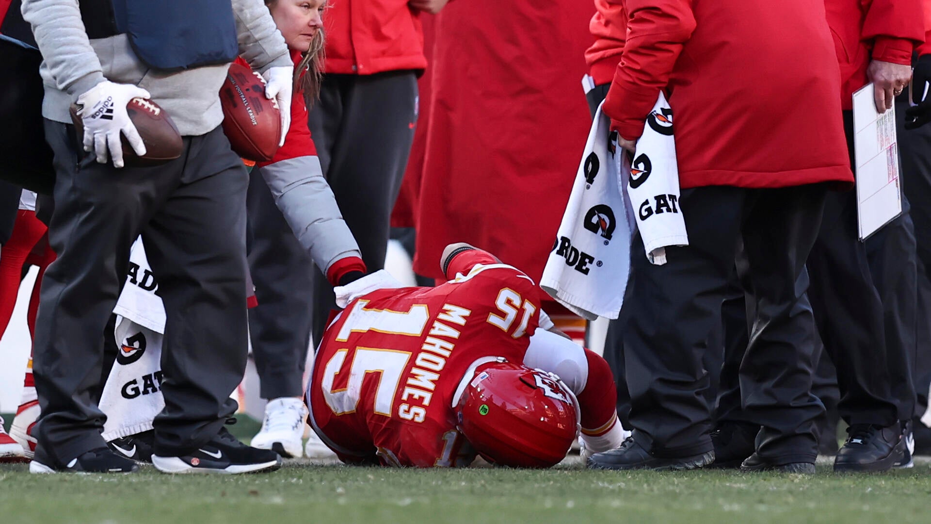 Patrick Mahomes Exits Game vs Chargers with Leg Injury in 4th Quarter