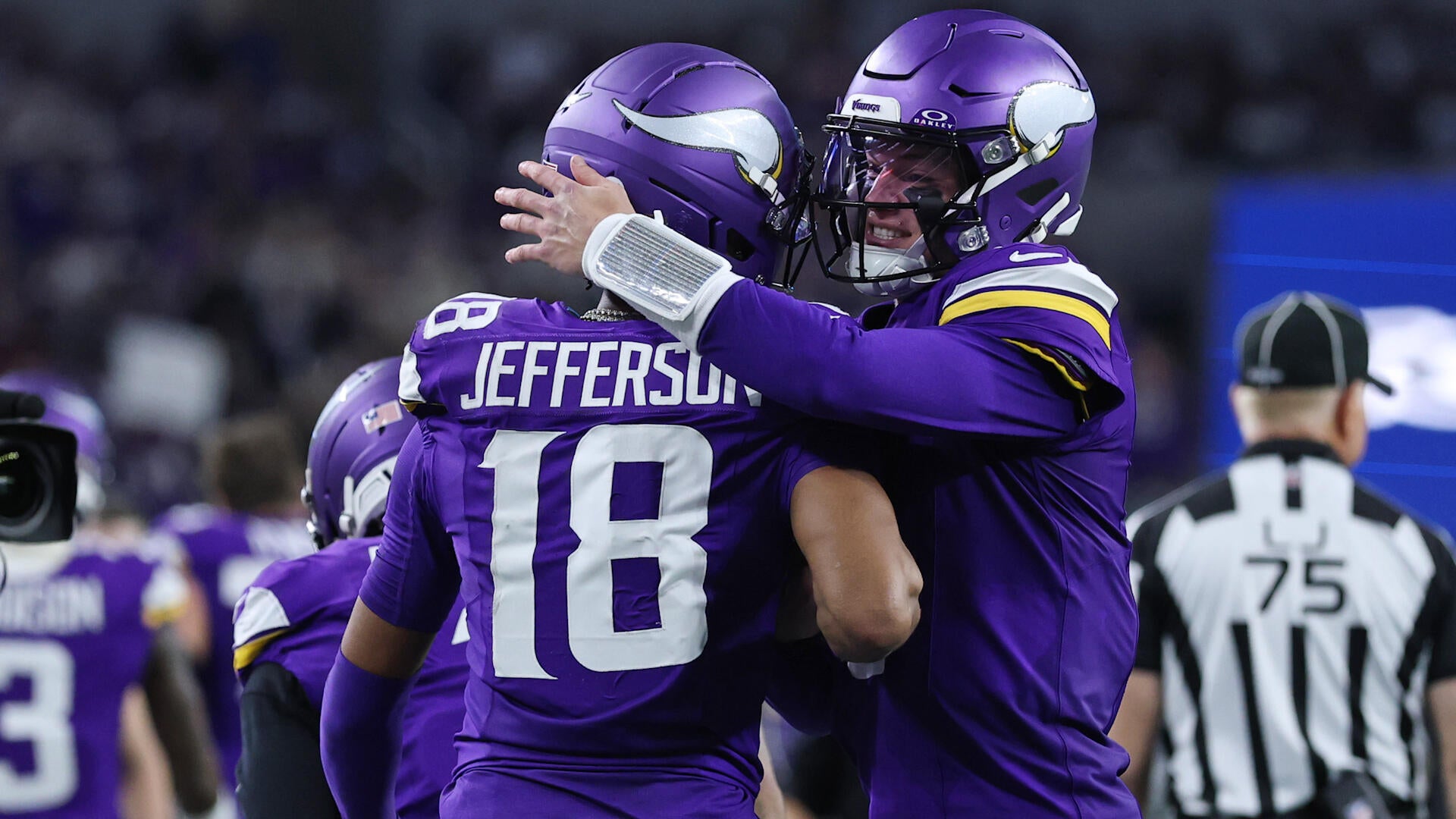https://sportshub.cbsistatic.com/i/2025/12/15/5a559034-9819-4279-895d-fe2694043d8e/vikings.jpg