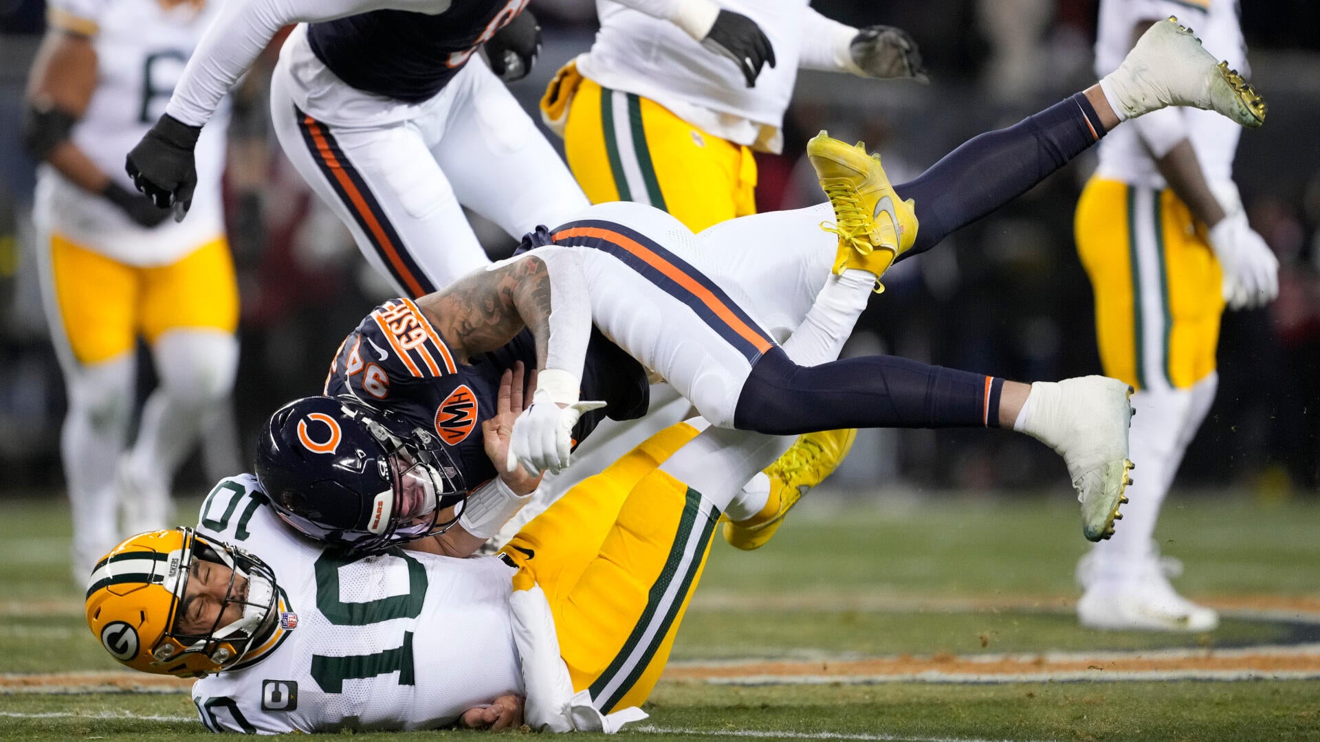 Packers QB Jordan Love exits game against Bears for concussion evaluation after hard hit
