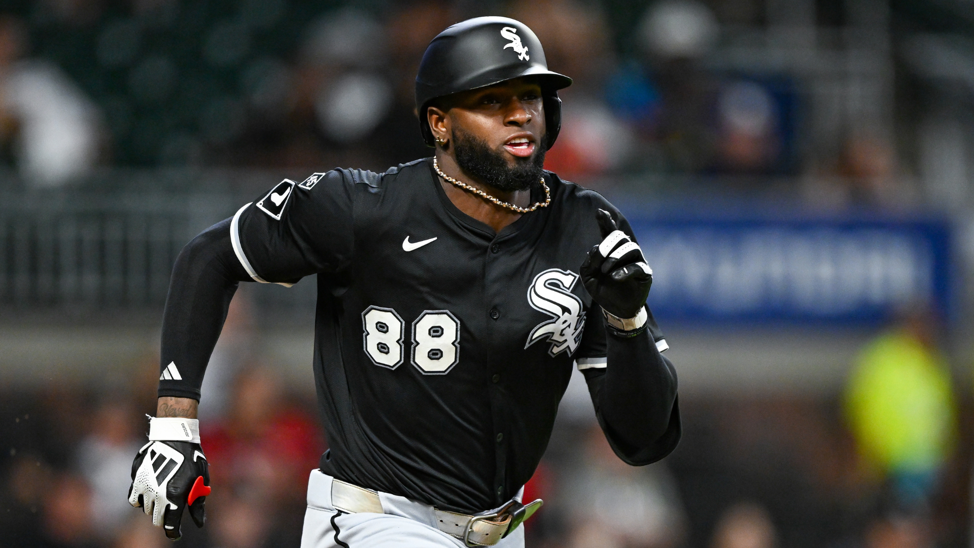 MLB rumors: Reds in talks with White Sox on Luis Robert Jr. trade; Mariners add offensive help