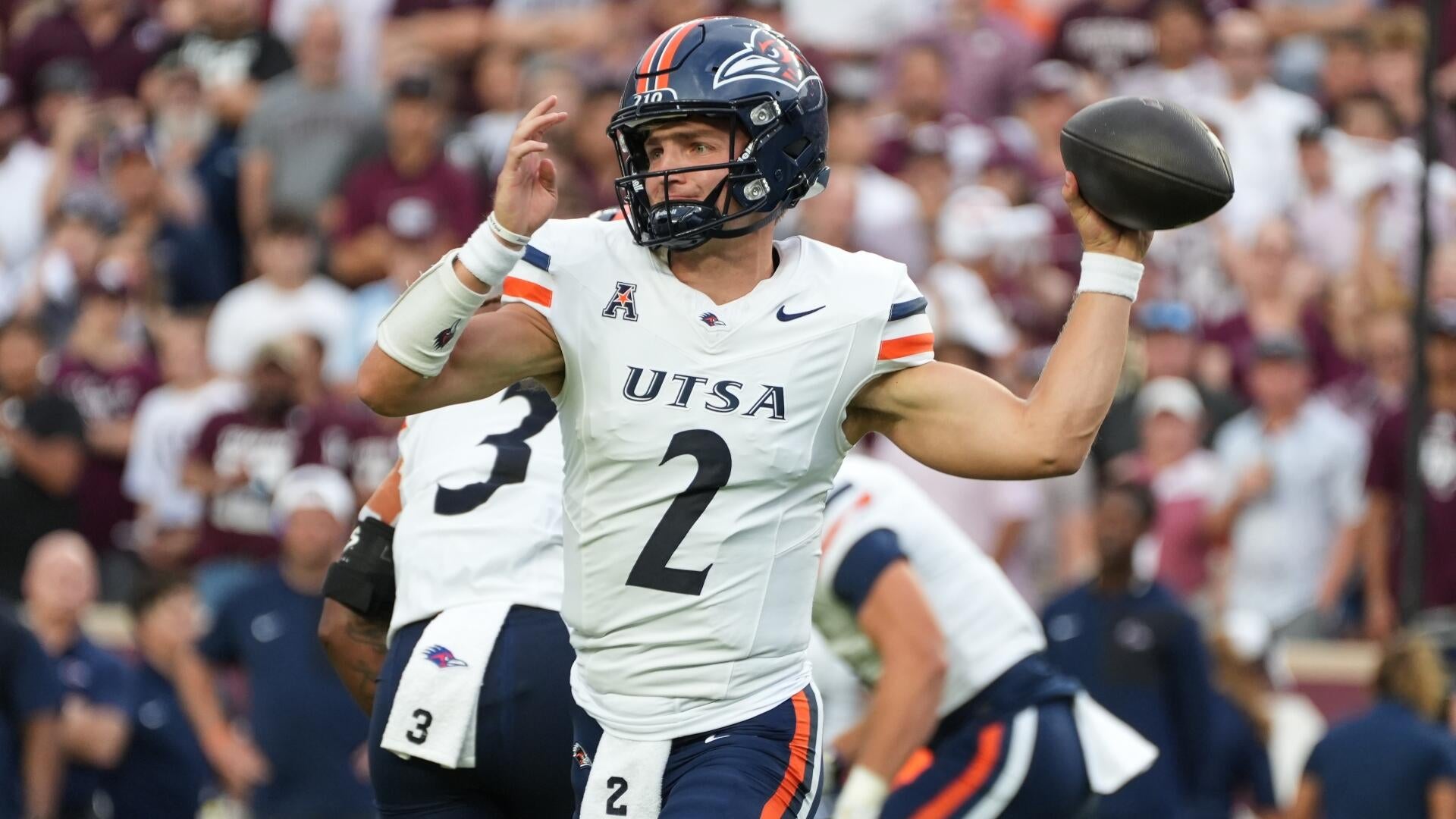 Friday college football bowl picks, odds, best bets: Back Northwestern, Minnesota, UTSA on Dec. 26