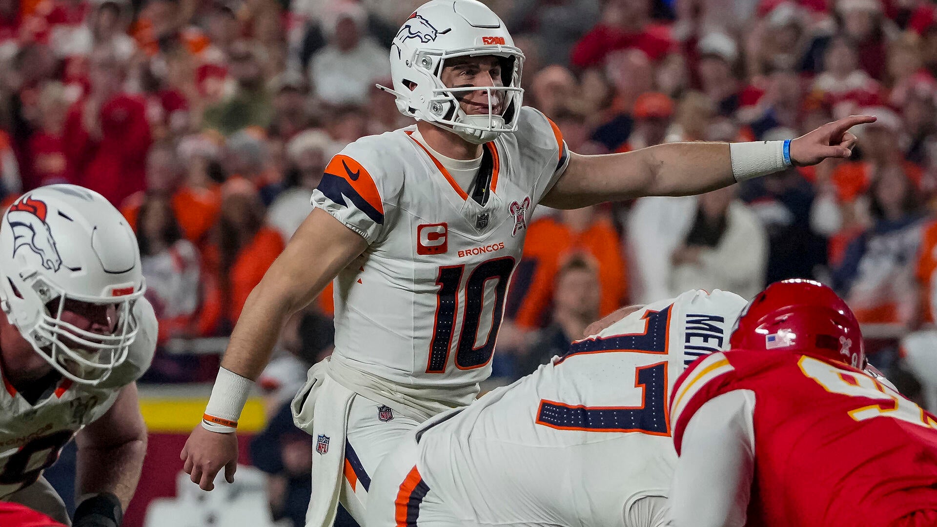 Broncos defeat Chiefs: Denver scores late TD, holds off K.C. to close in on  AFC's top seed - CBS Sports