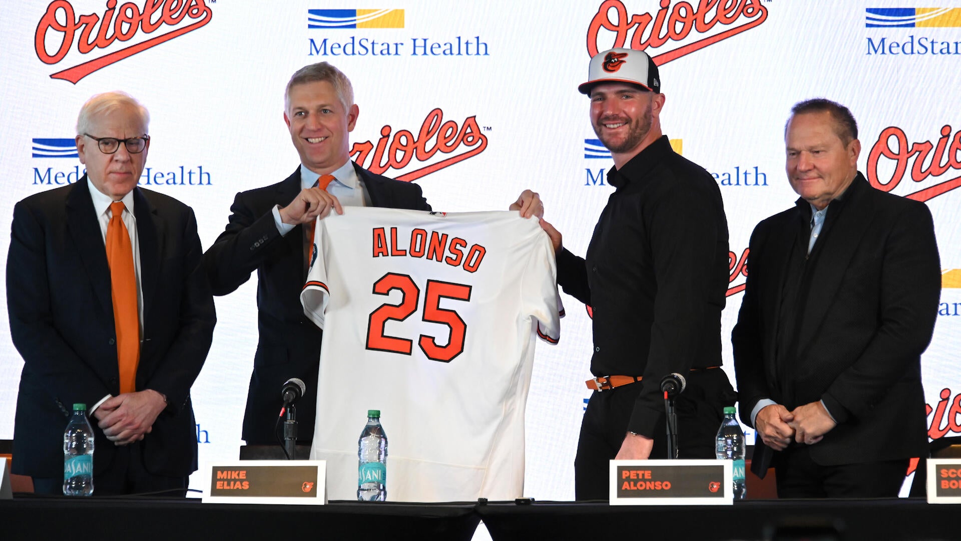 MLB Hot Stove: Blue Jays, Orioles Top in MLB FA Spending