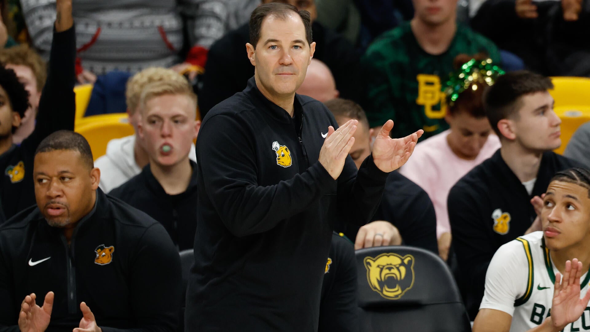 스콧 드루 감독이 제임스 은나지가 NBA 드래프트에 지명된 후에도 베일러에서 뛸 이유를 설명했습니다.