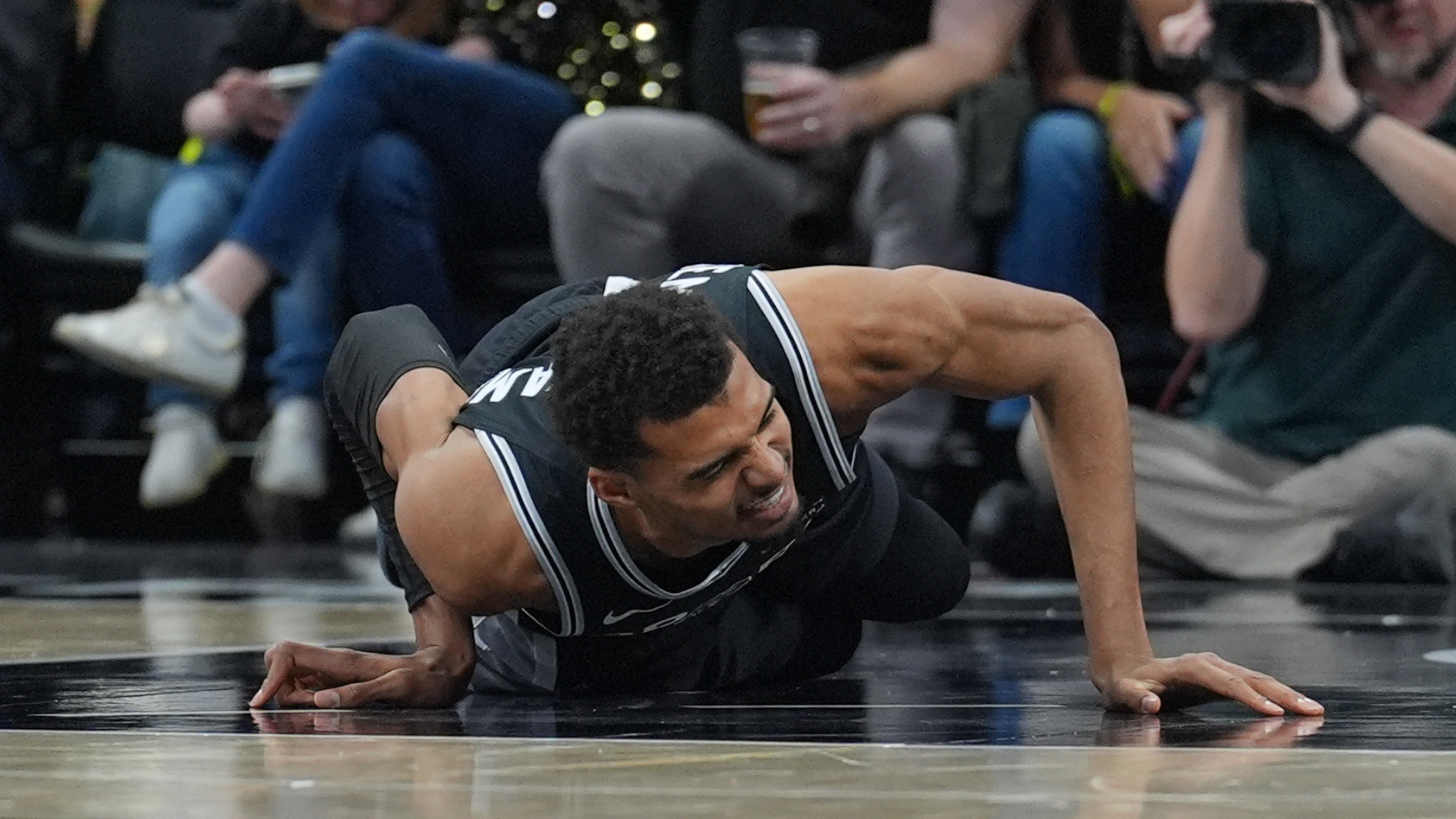 Victor Wembanyama injury update: Spurs star hyperextends knee, but reportedly avoids a major issue