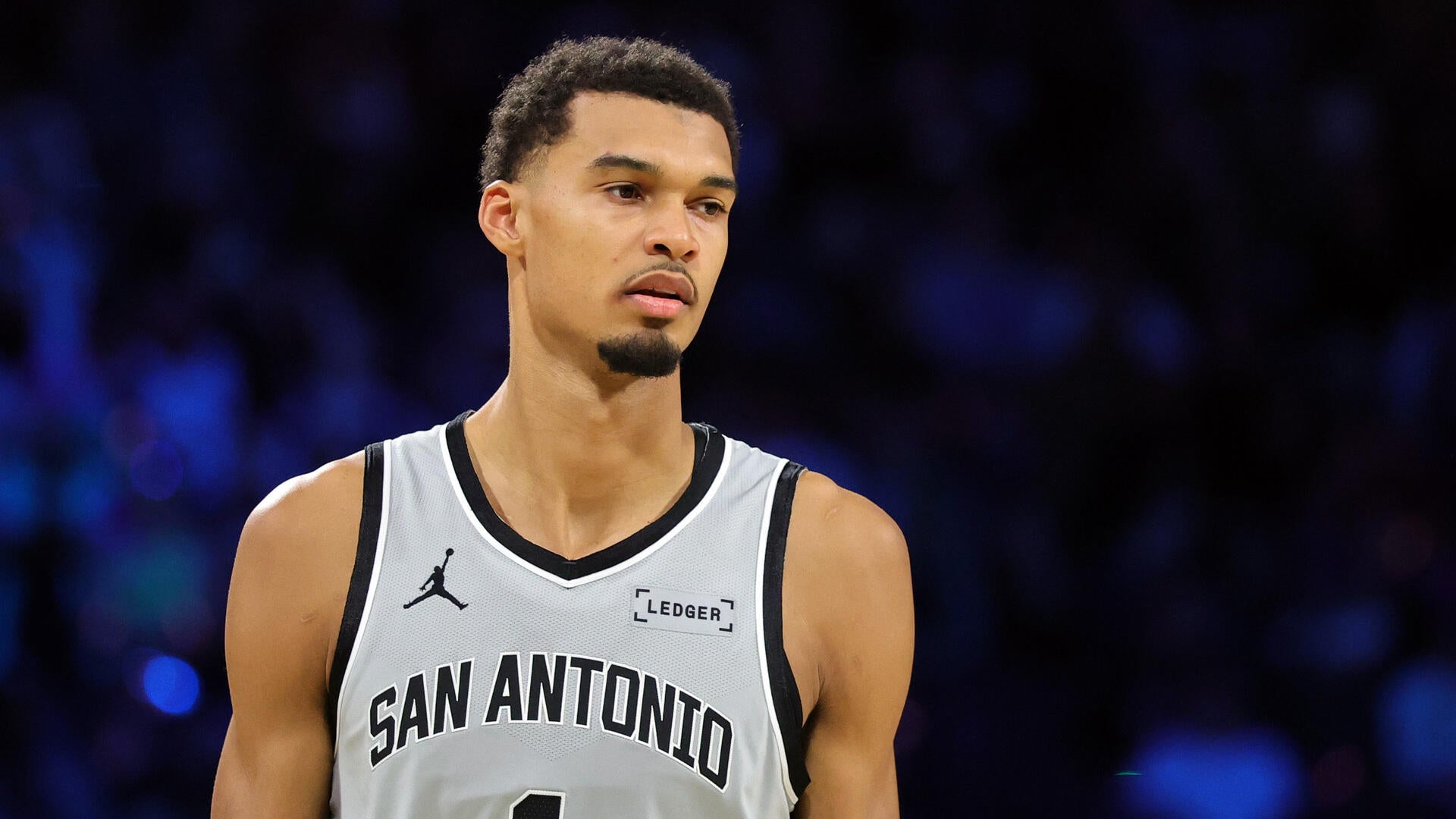 Victor Wembanyama injury: Spurs star leaves game against Knicks after awkward landing