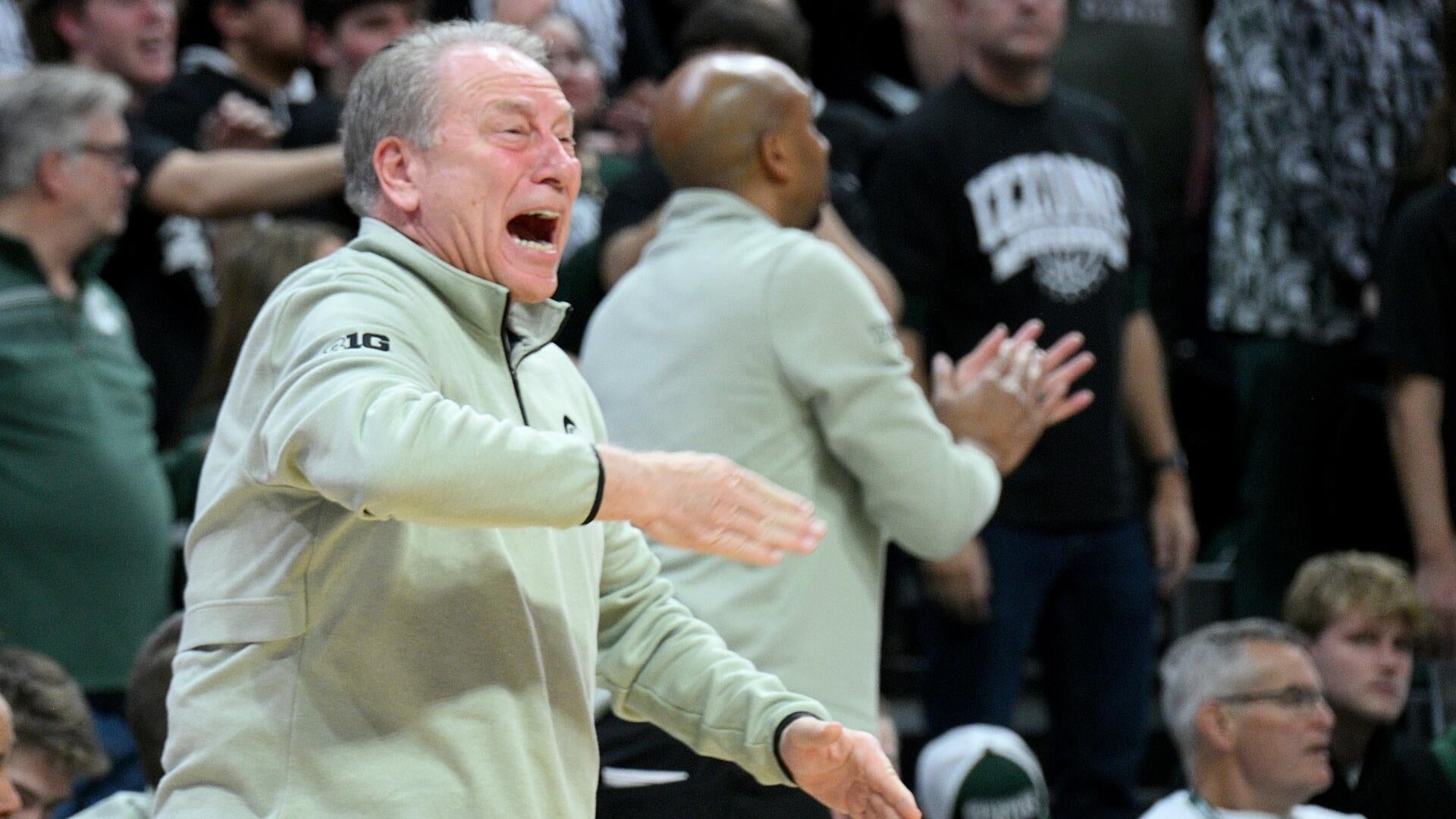 Ex-Michigan State star Paul Davis apologizes after being ejected from stands for yelling at referee