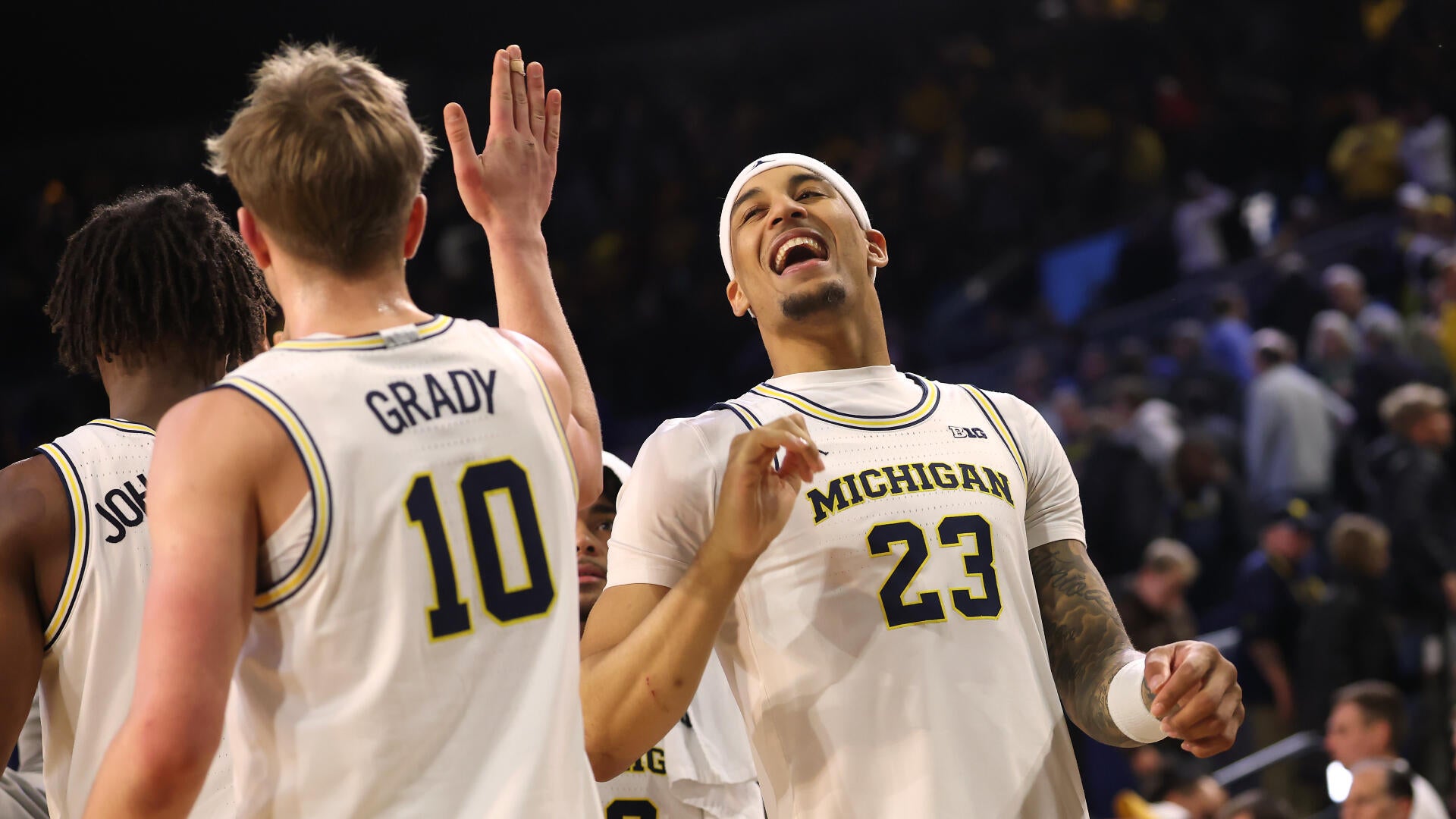 Tracking college basketball's undefeated teams: Michigan, Arizona lead the six programs yet to lose