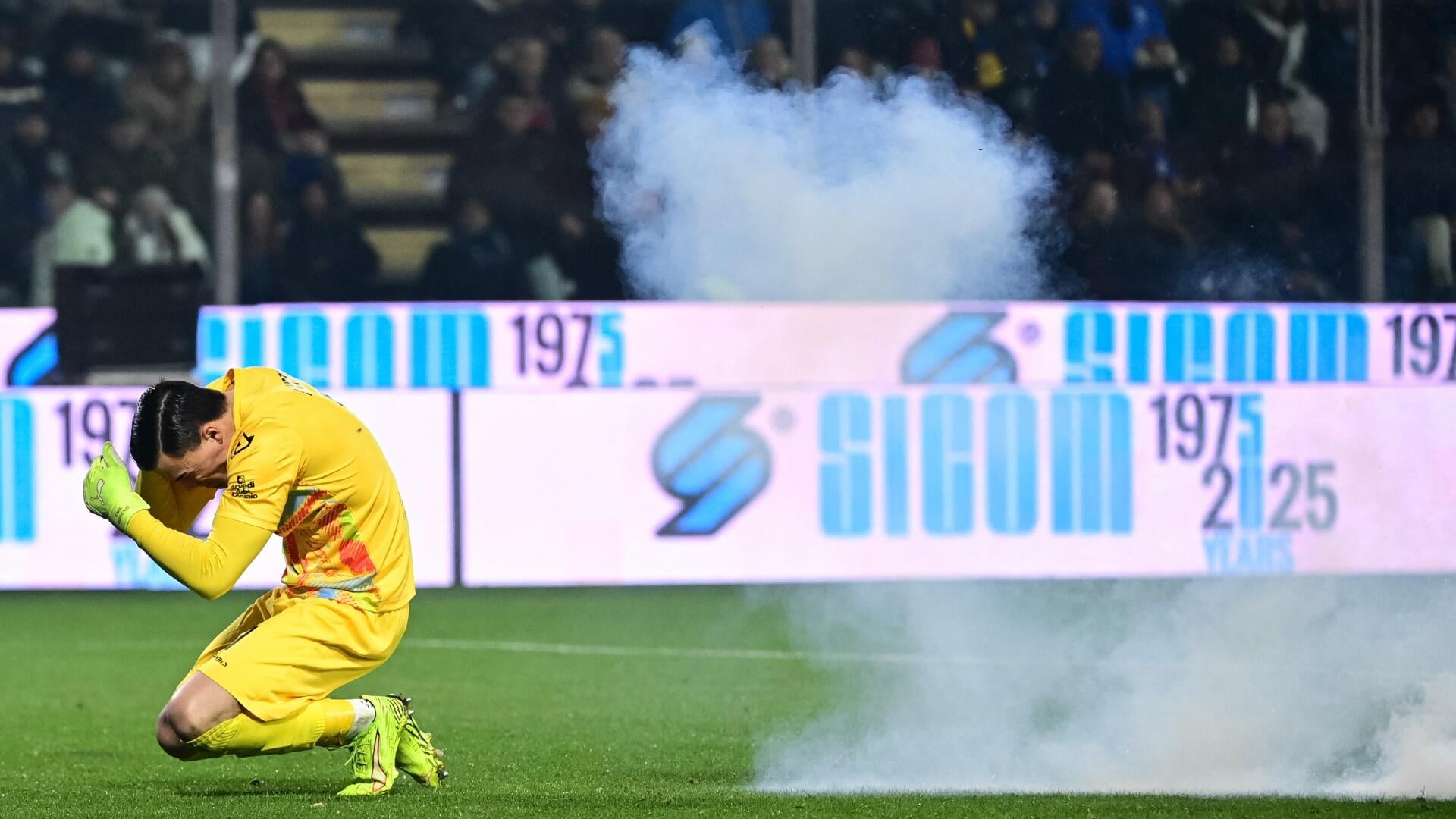 Firecracker explodes next to goalkeeper Emil Audero in scary moment during Cremonese vs. Inter Serie A clash