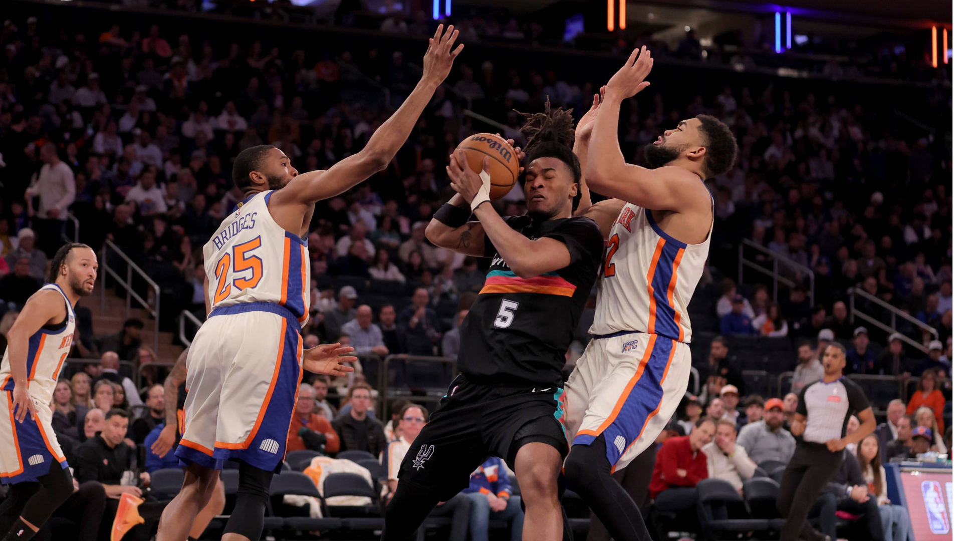 Knicks end Spurs' 11-game winning streak with a stifling defensive performance that's becoming more common