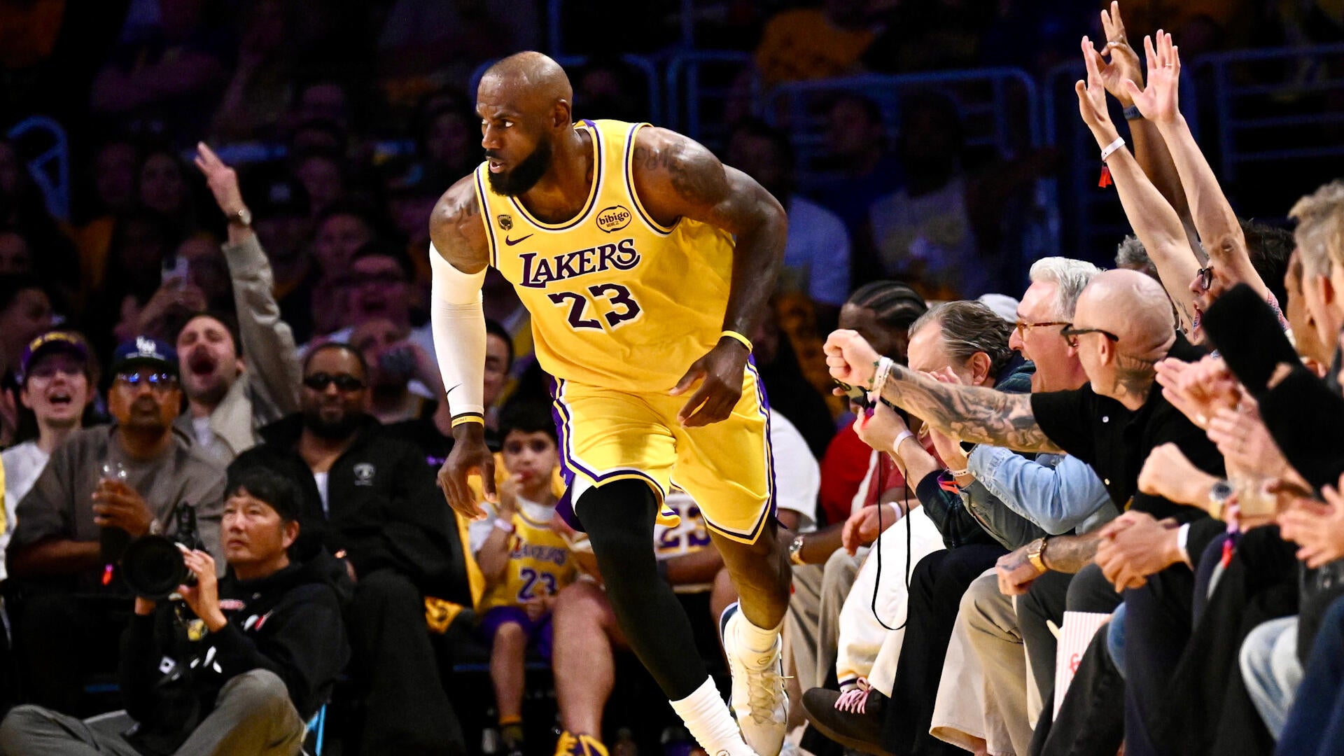 Lakers Pull Away To Take 1-0 Series Lead