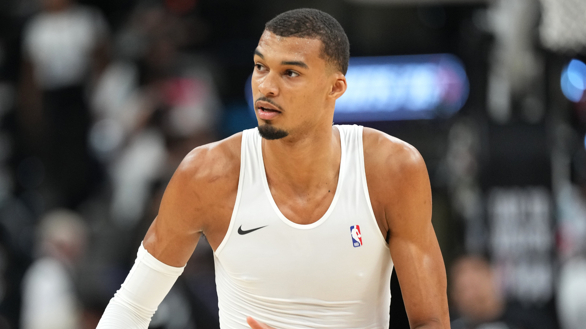 Bintang Spurs Victor Wembanyama keluar dari Game 2 vs. Blazers, masuk protokol gegar otak setelah terjatuh keras ke lantai