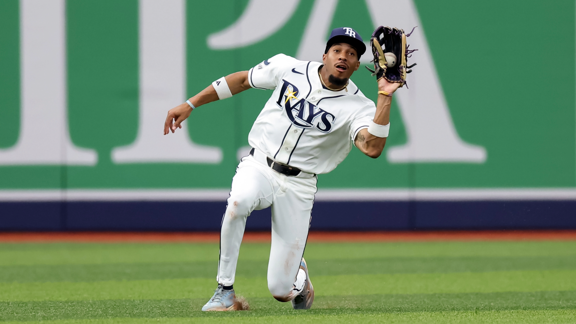 MLB trends: Dodgers ace has a new trick, the fastest man in baseball improves his defense